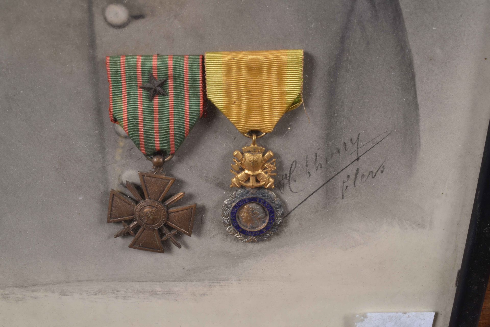 Soldat du 2e Régiment. Photo rehaussée avec croix de guerre et Médaille Militaire, signée Thierry à  - Bild 2 aus 2