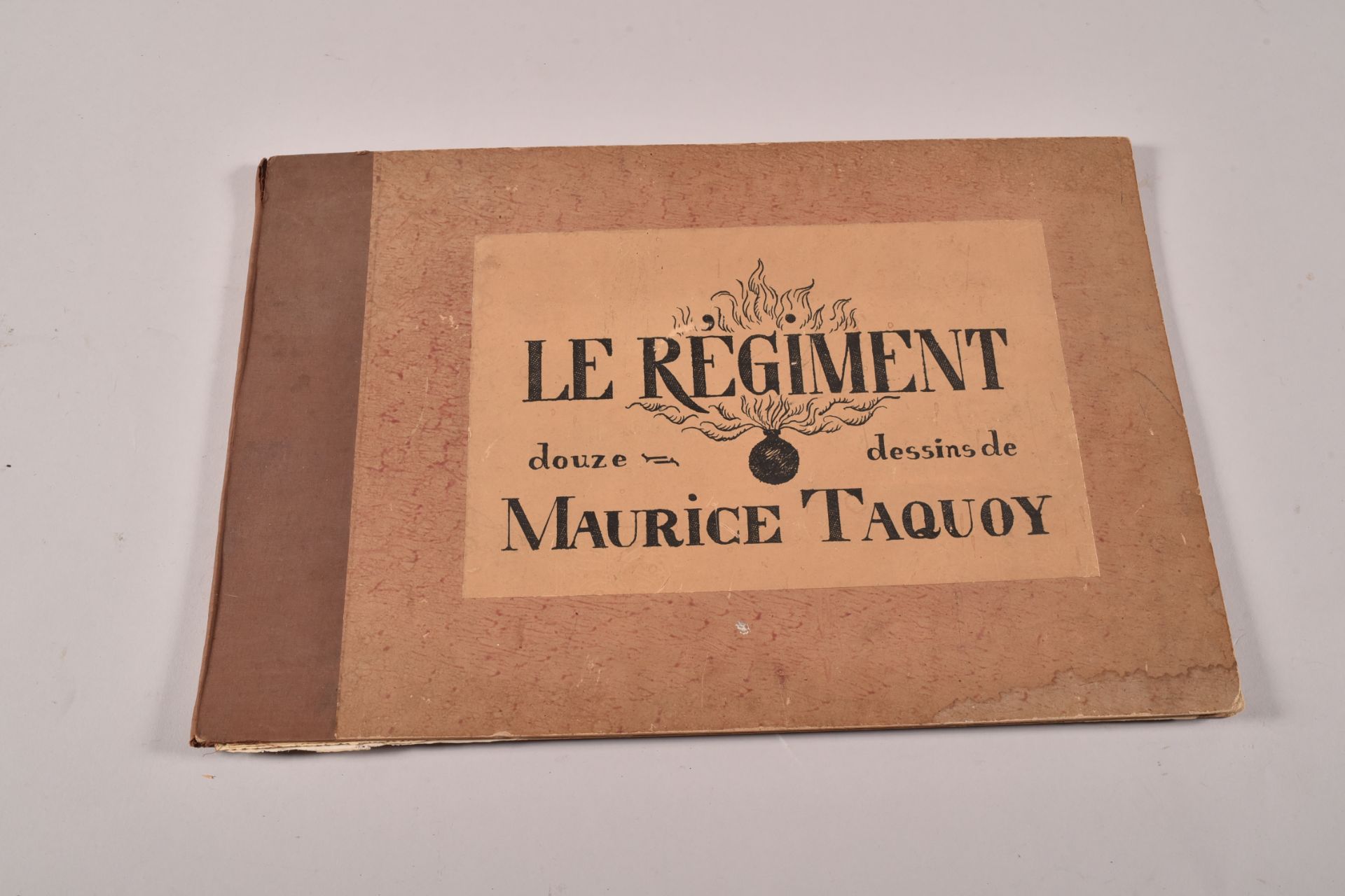 Maurice Tacquoy (1878-1952) : Le régiment .<br><br>Portefolio toilé beige, pièce de titre sur le pre