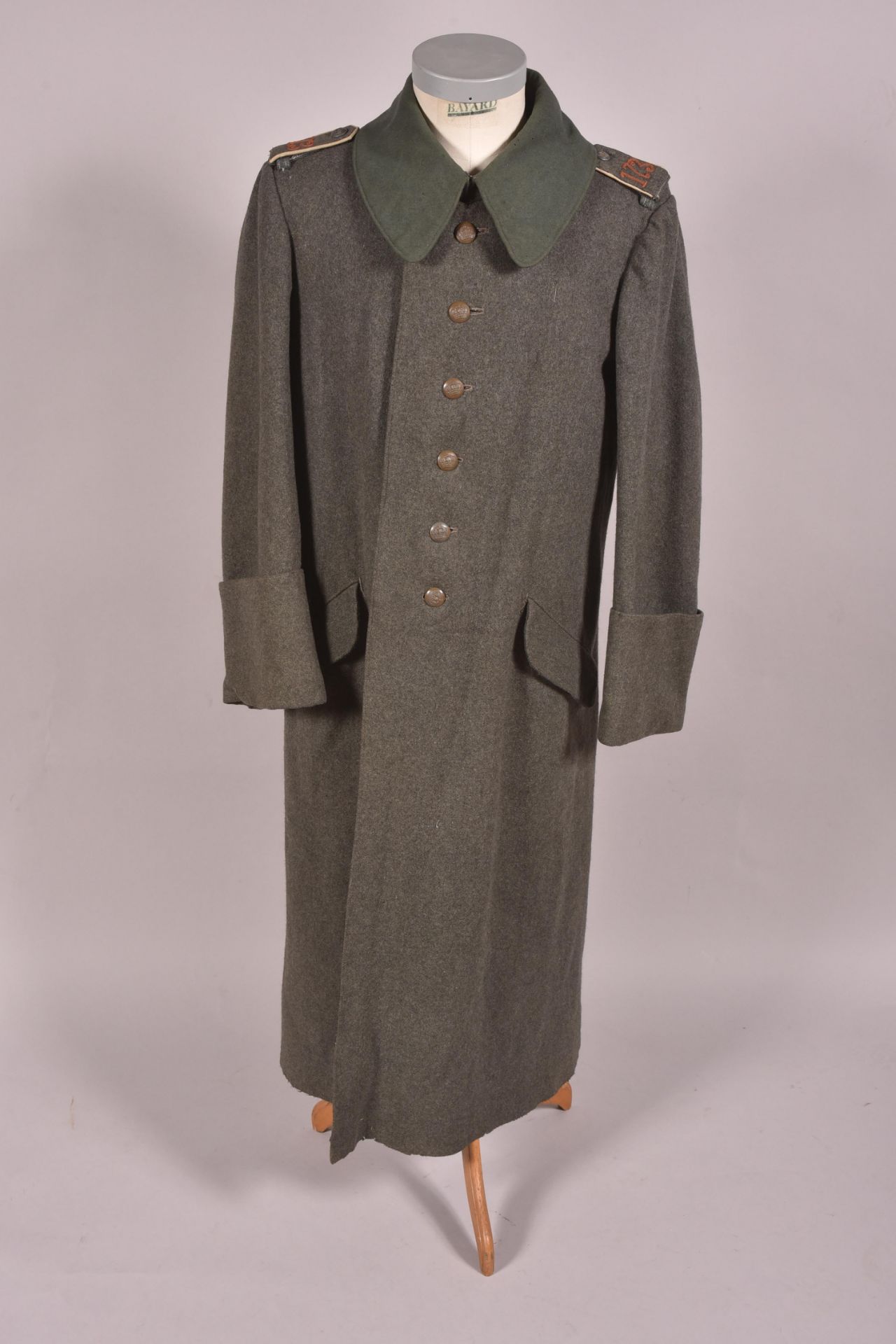 Manteau allemand troupe feldgrau modèle 1915. Il est en très bon état général, bien marqué du