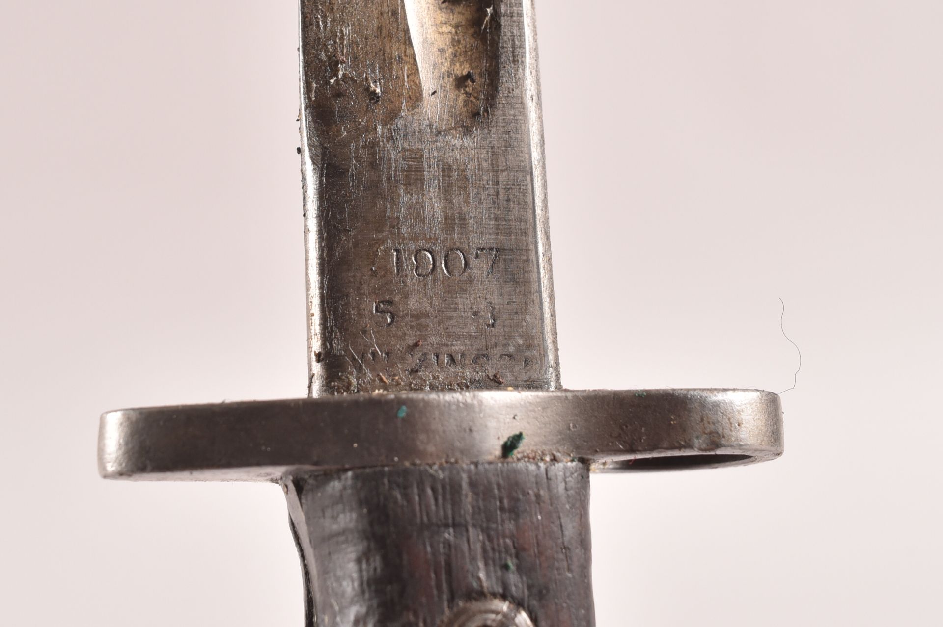 Grande Bretagne. Sabre baïonnette mod 1907 2ème modèle. Poignées acier à deux plaquettes de bois - Image 4 of 4