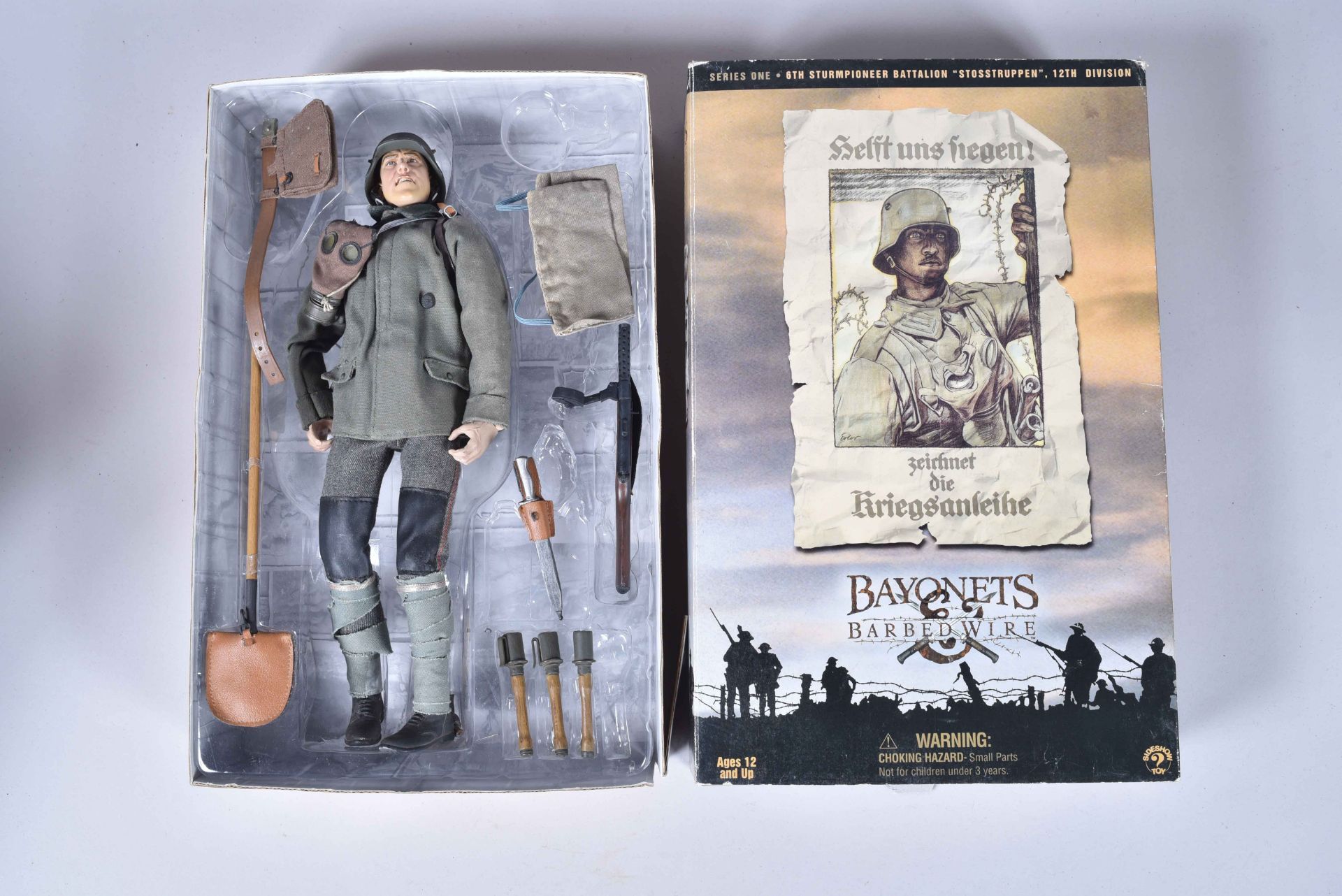 « Bayonets and barbed wire. » Grande figurine habillée de tissu avec équipement en cuir. Fantassin a