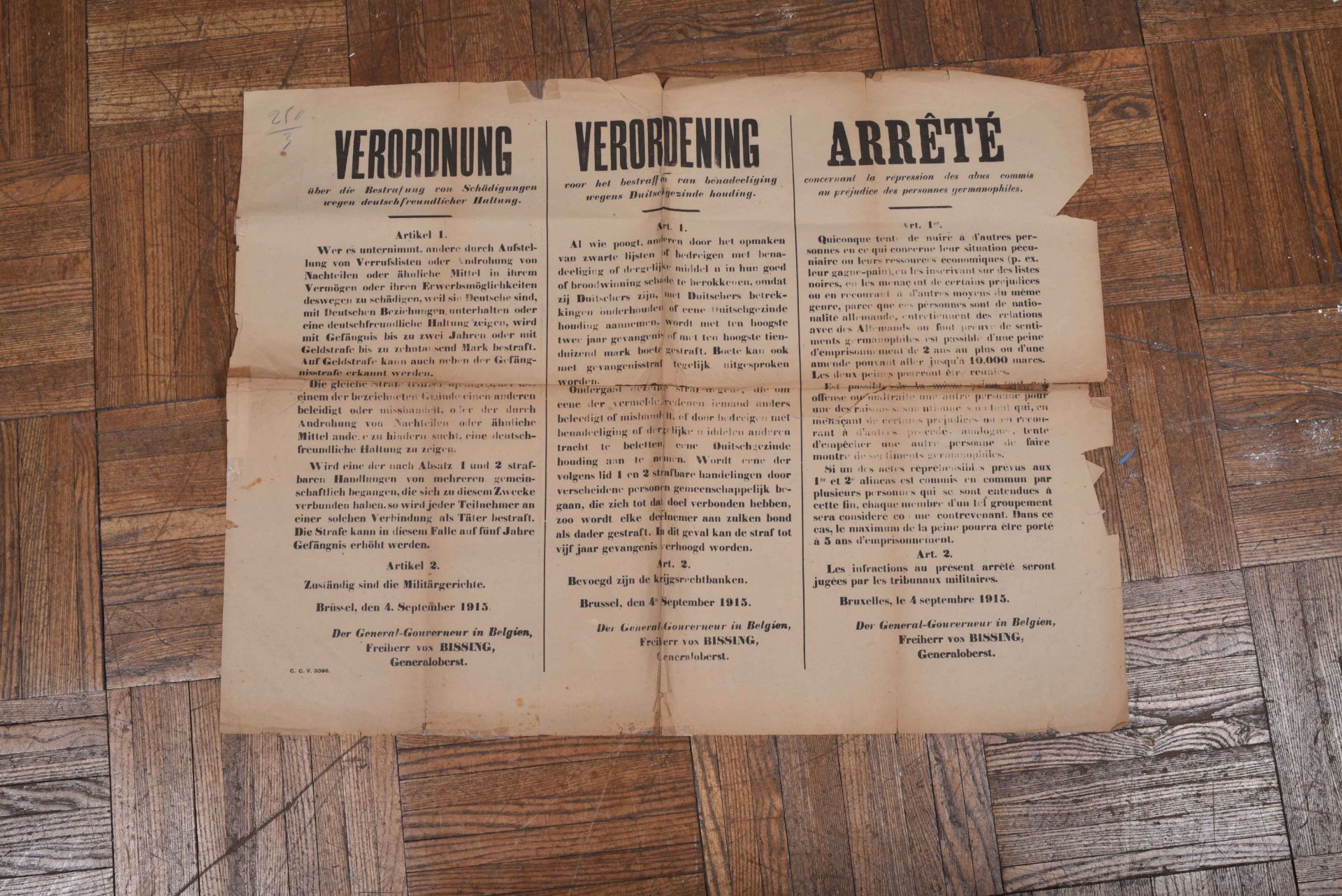 Deux affichettes. « Verorunung » (arrêté)… » il est strictement défendu aux habitants »… signé