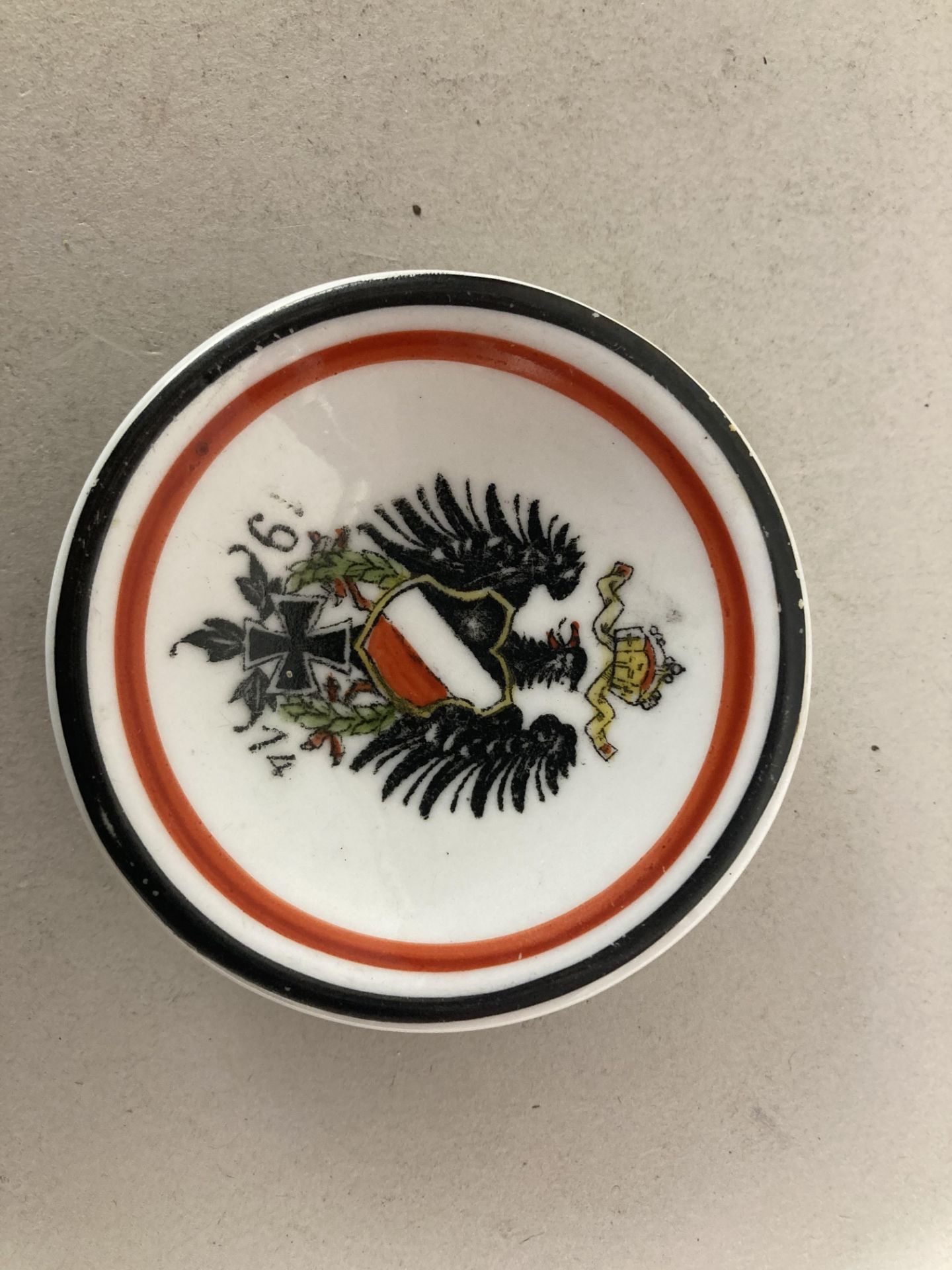 Coupelle en porcelaine décorée de l’aigle Prussien, d’un blason aux couleurs de l’empire allemand et