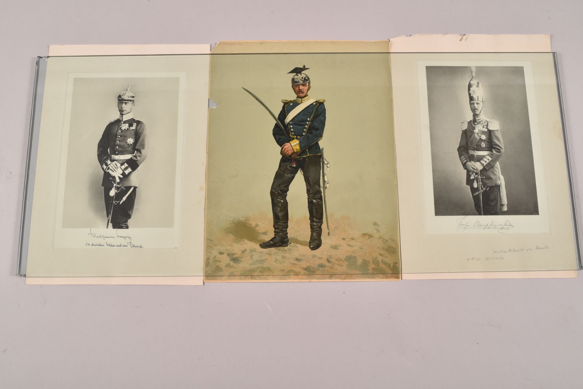 All- le Kronprinz Guillaume de Prusse en tenue d’officier du 1er régiment de la Garde à pied et le P