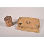 US. Pochette Squad Leader pouch pour pansements, en toile OD datée OMO 1917. On y joint une boîte de