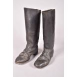 Paire de bottes type officier d’infanterie allemande. Cuir noir, cloutage d’origine. Bonne taille.