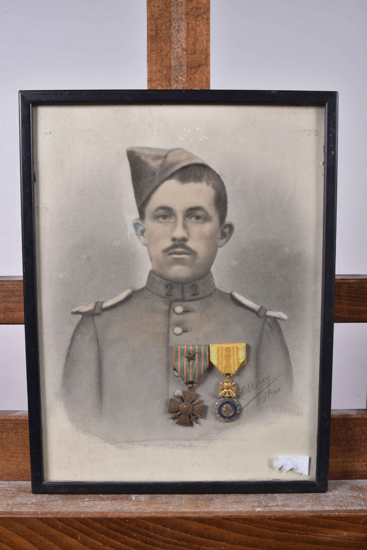 Soldat du 2e Régiment. Photo rehaussée avec croix de guerre et Médaille Militaire, signée Thierry à 