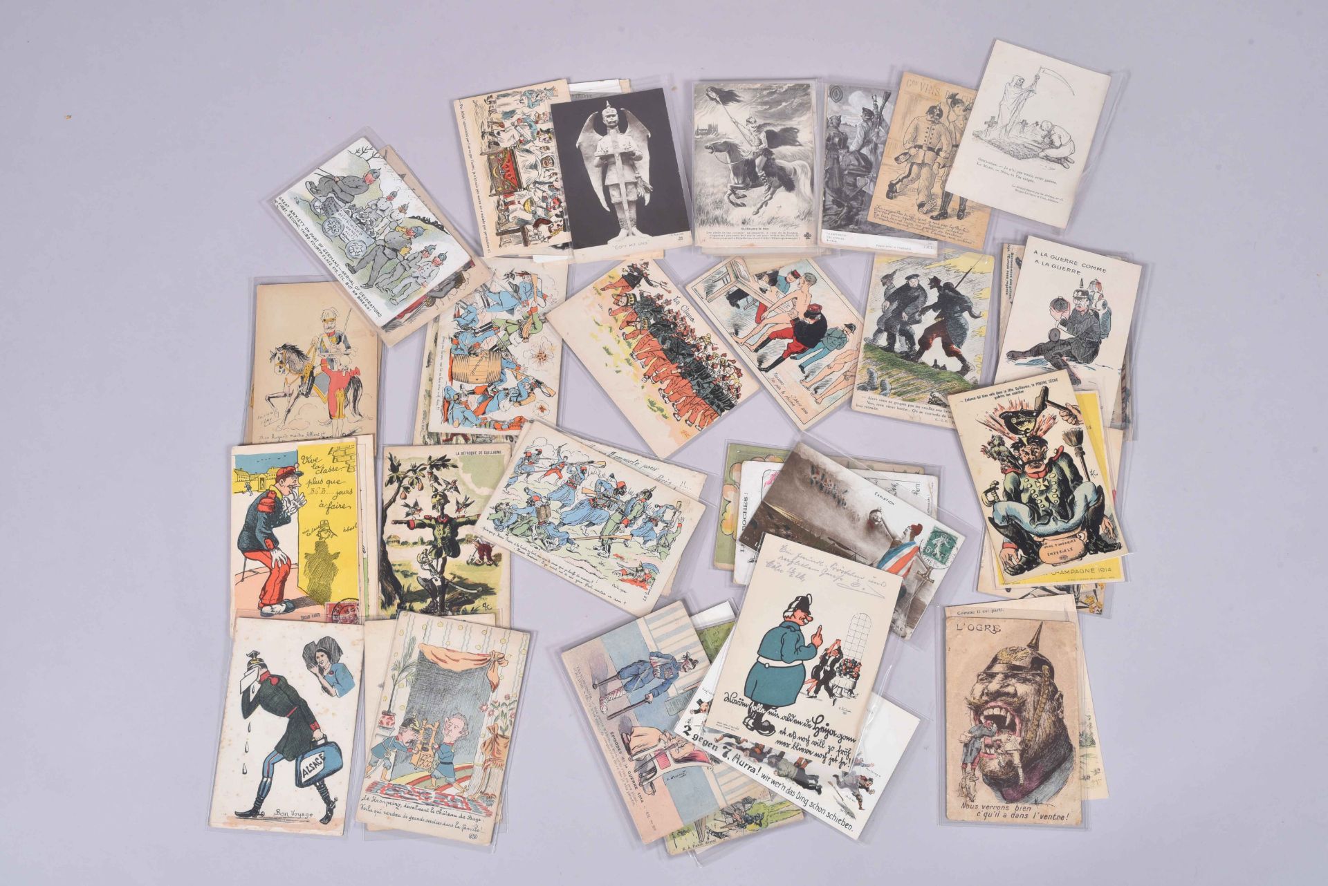 Humoristiques, politiques, satyriques…(64 cartes) dont 41 en couleurs et 23 en noir.