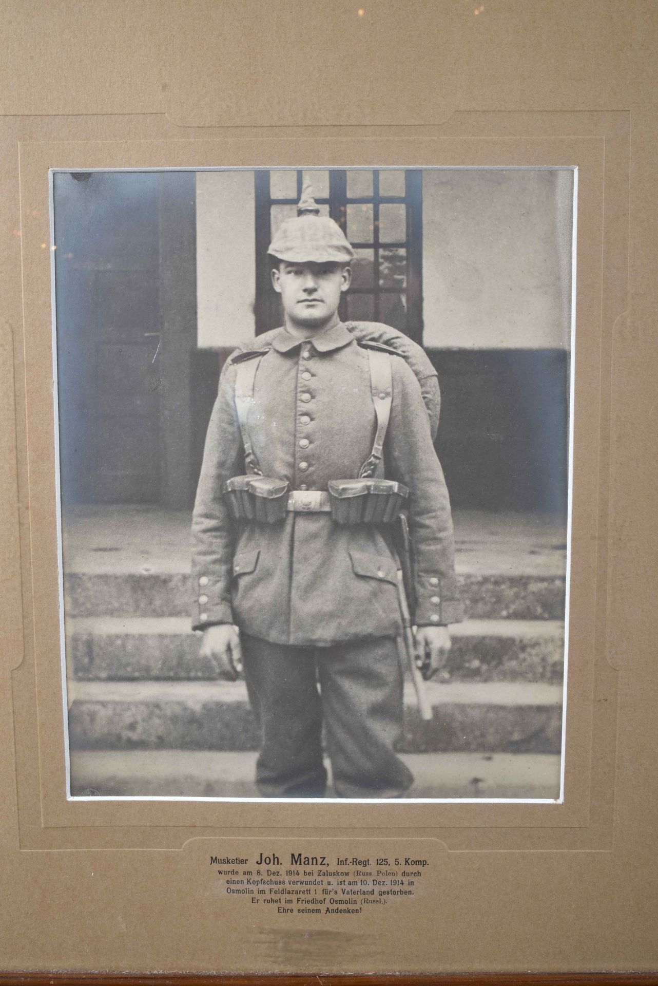 Cadre contenant la photo encadrée du musketier Joh. Manz de l’IR 125 mort en Pologne russe le 10 déc - Bild 2 aus 2