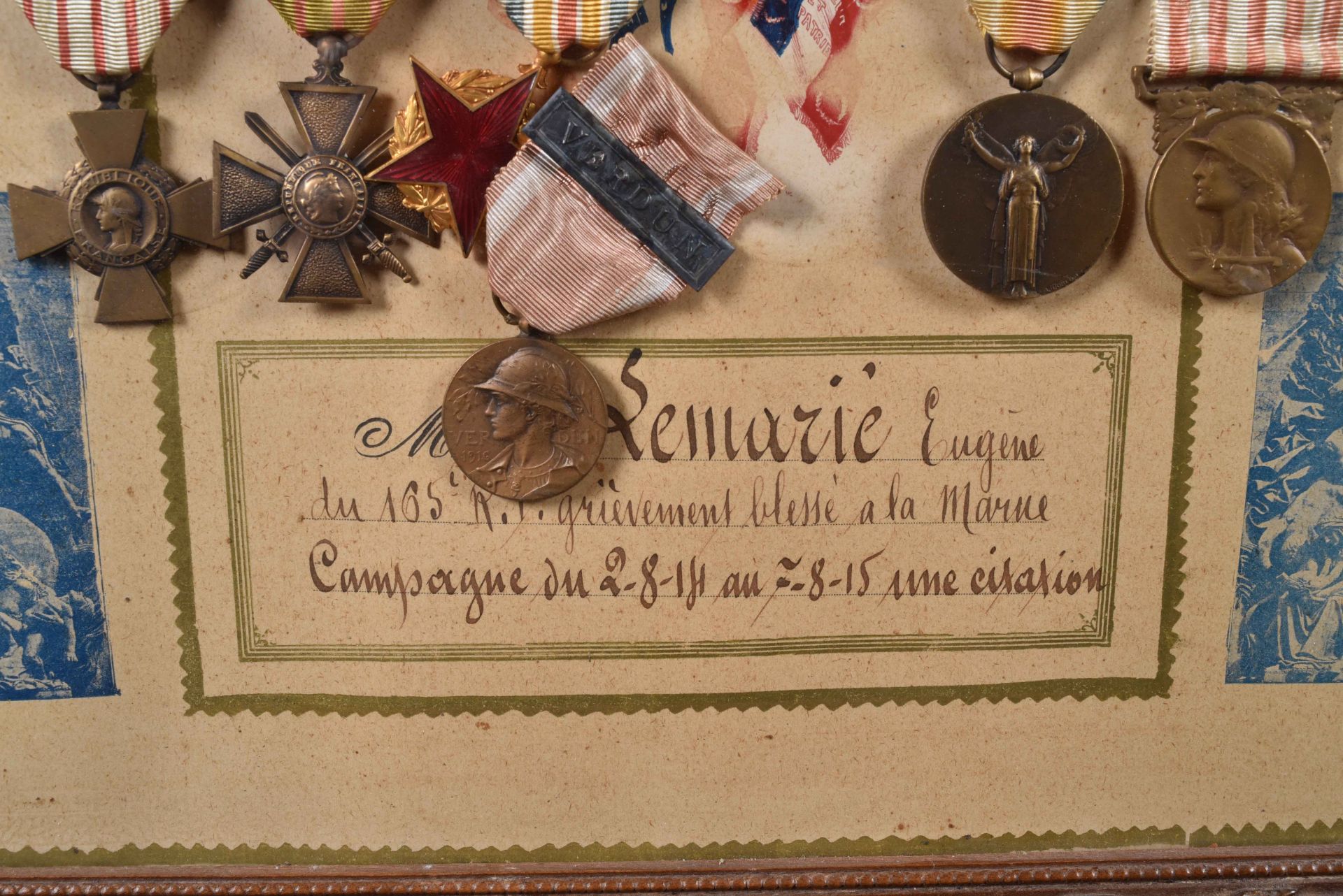 Soldat Eugène Lemariè du 165e R.I. tableau souvenir avec 6 décorations : Croix du Combattant, Croix  - Bild 2 aus 2