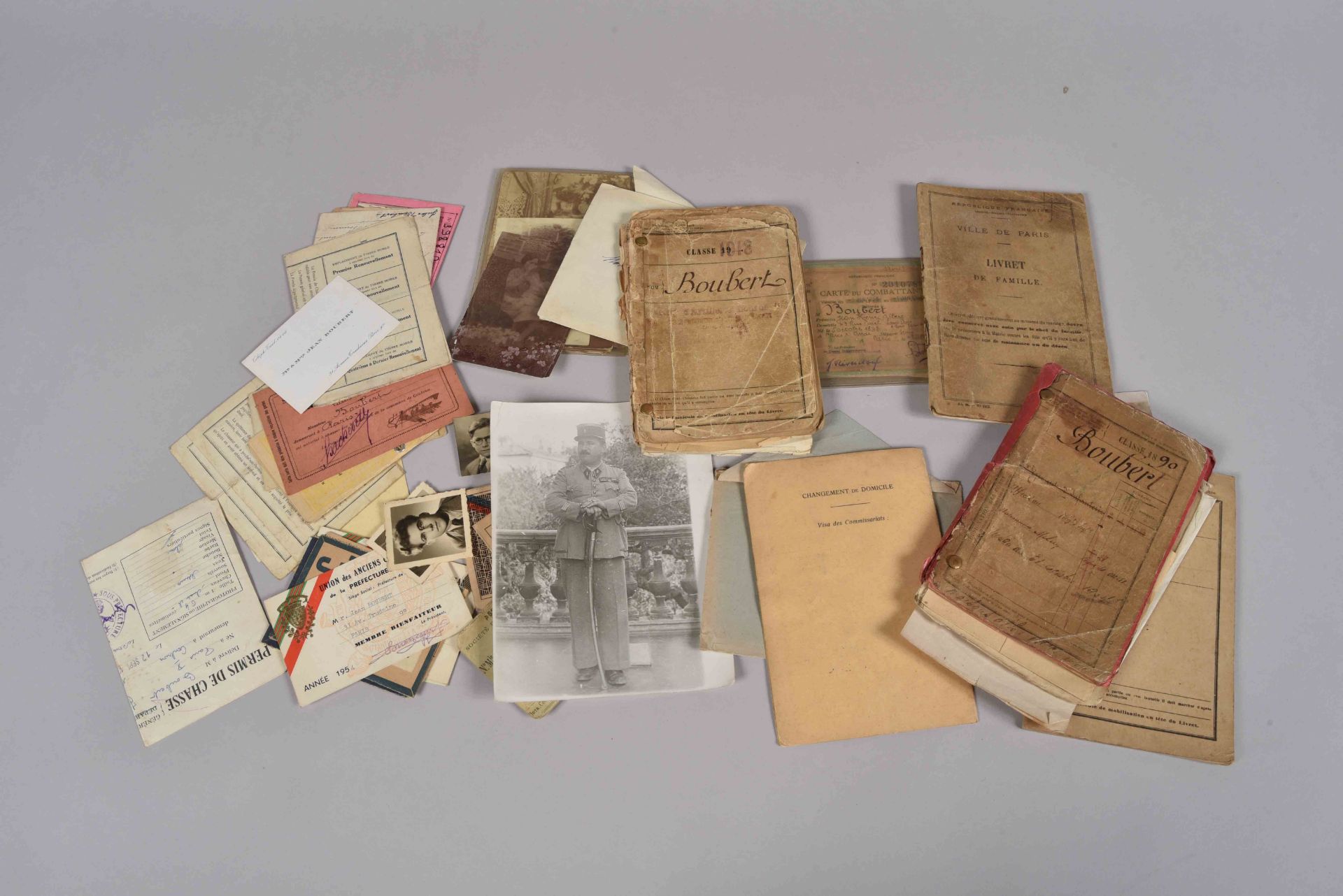 Lot documents et livrets militaires concernant la famille Boubert : pièces d’identité, permis de