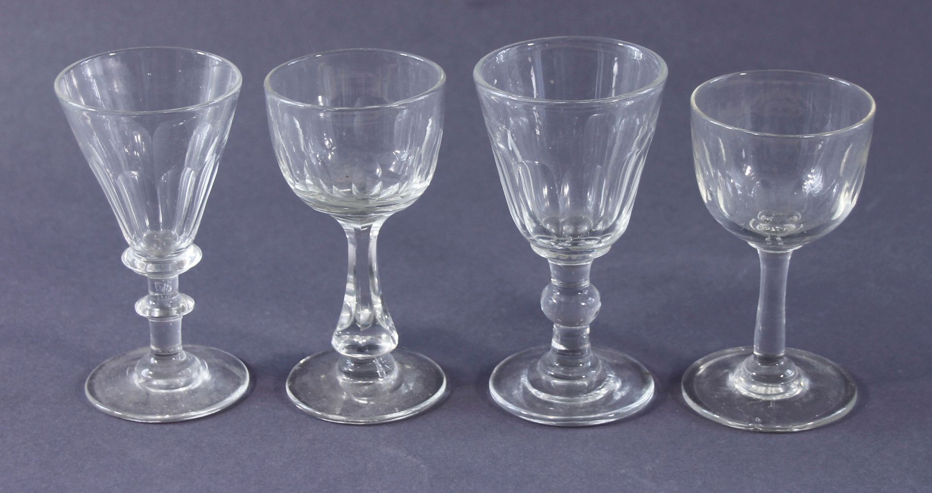 4 Gläser mit verschiedenen Schliffen, um 1900