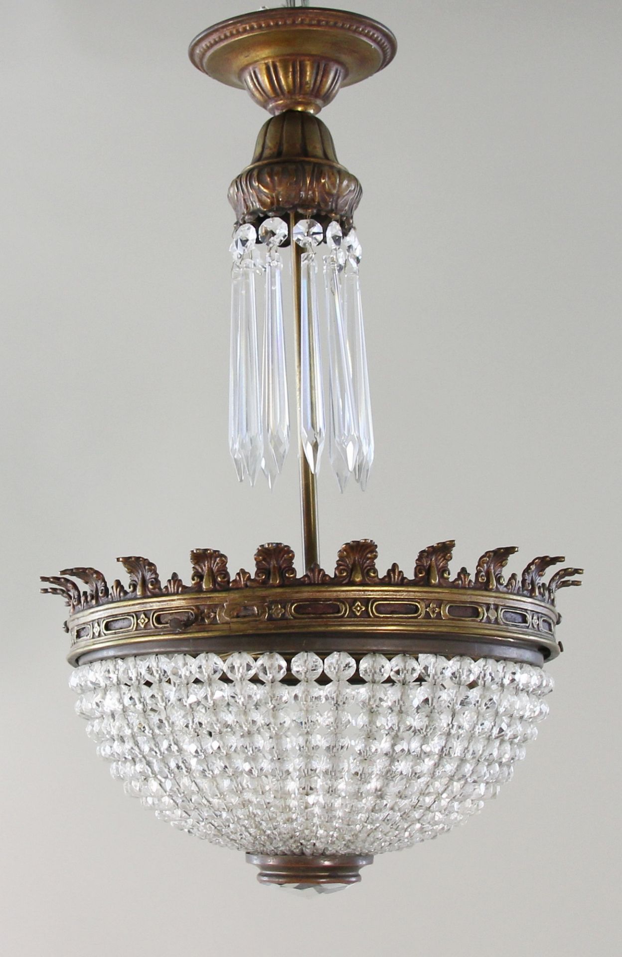 Art Deco Deckenlampe mit Kristallkorb, Messingmontur, um 1920
