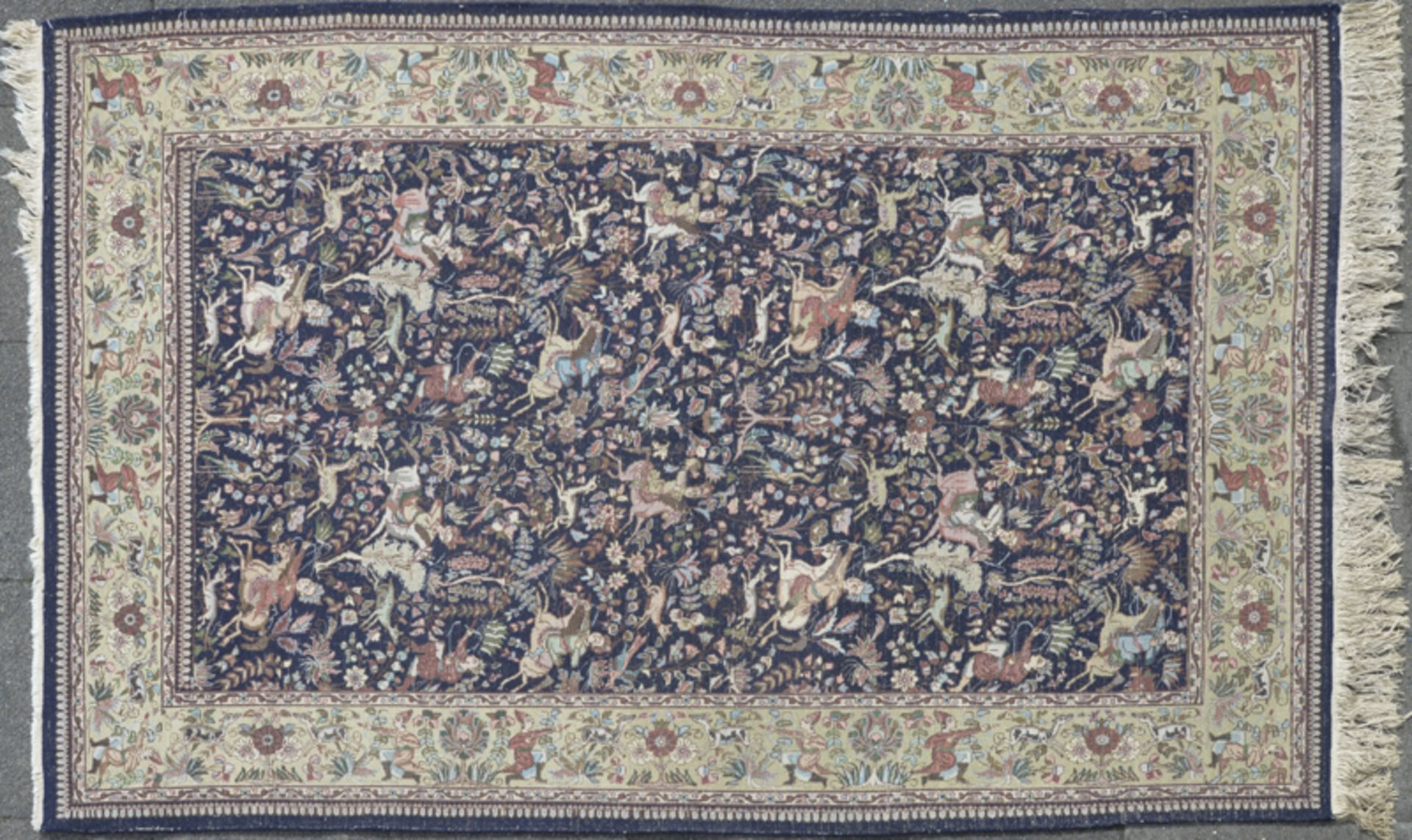 Ghom aus Wolle mit Jagdmotiven auf blauem Grund, Iran, Mitte, 20. Jahrhundert