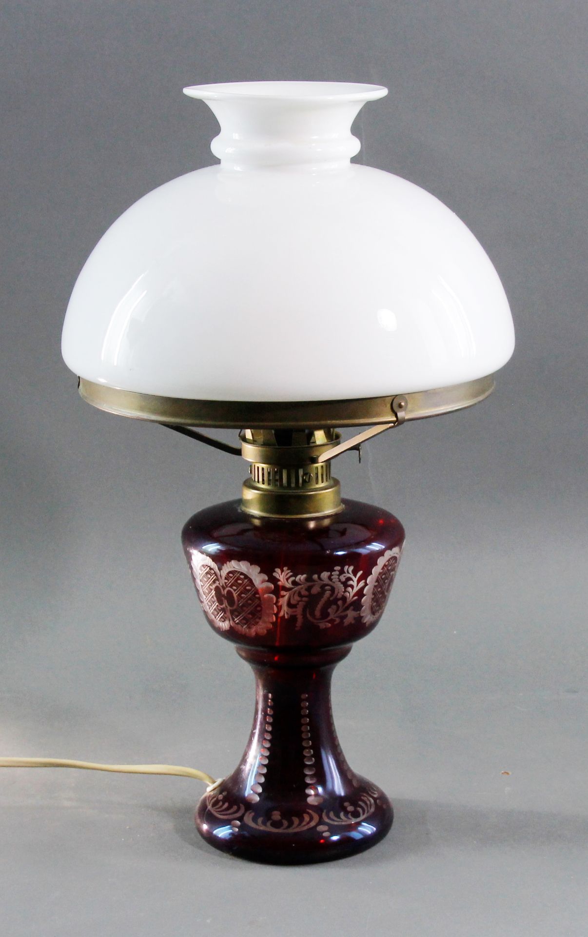 Petroleum Tischlampe mit Rubin-Glas-Fuß, um 1900