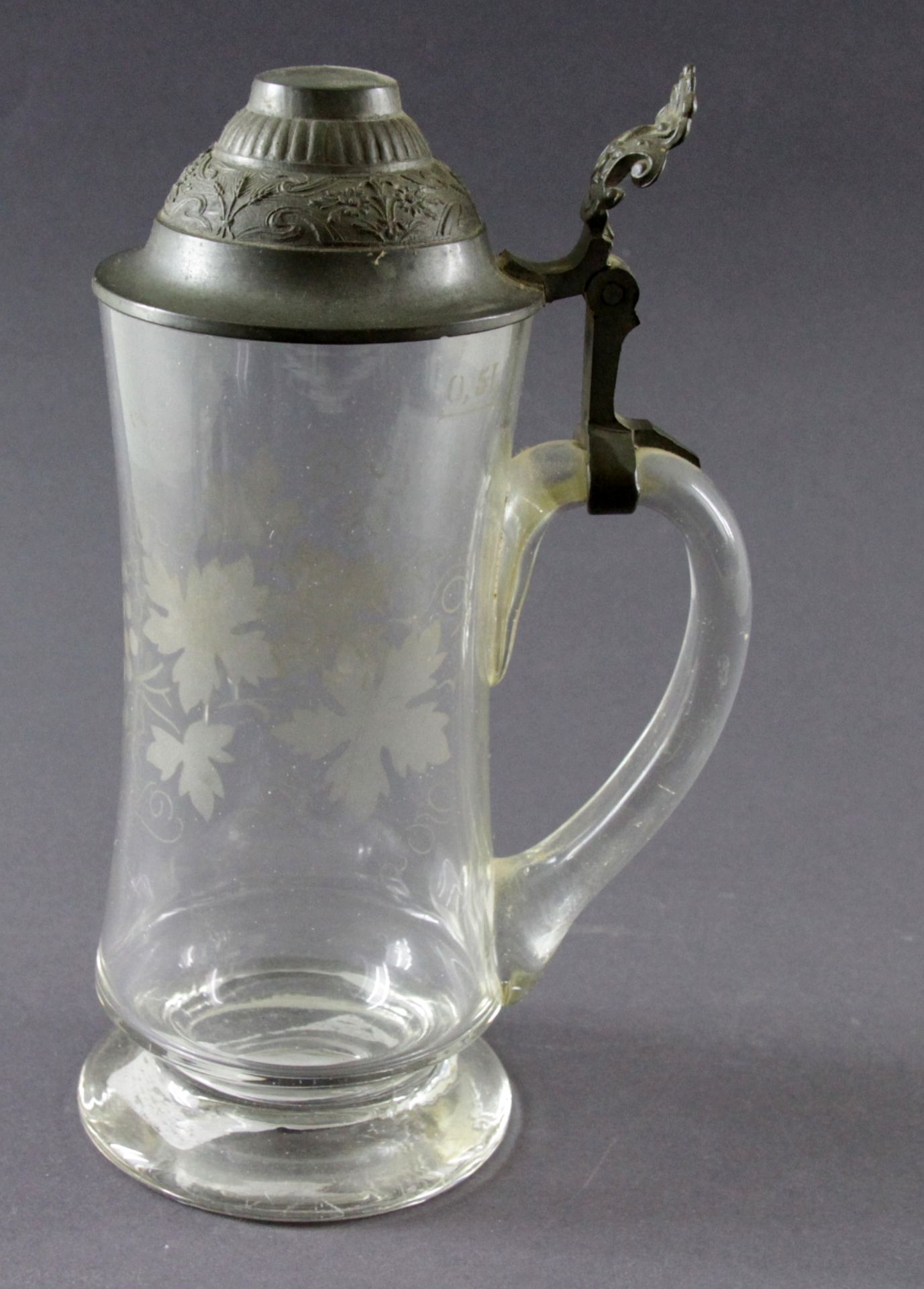 Glashumpen mit Zinndeckel, um 1900