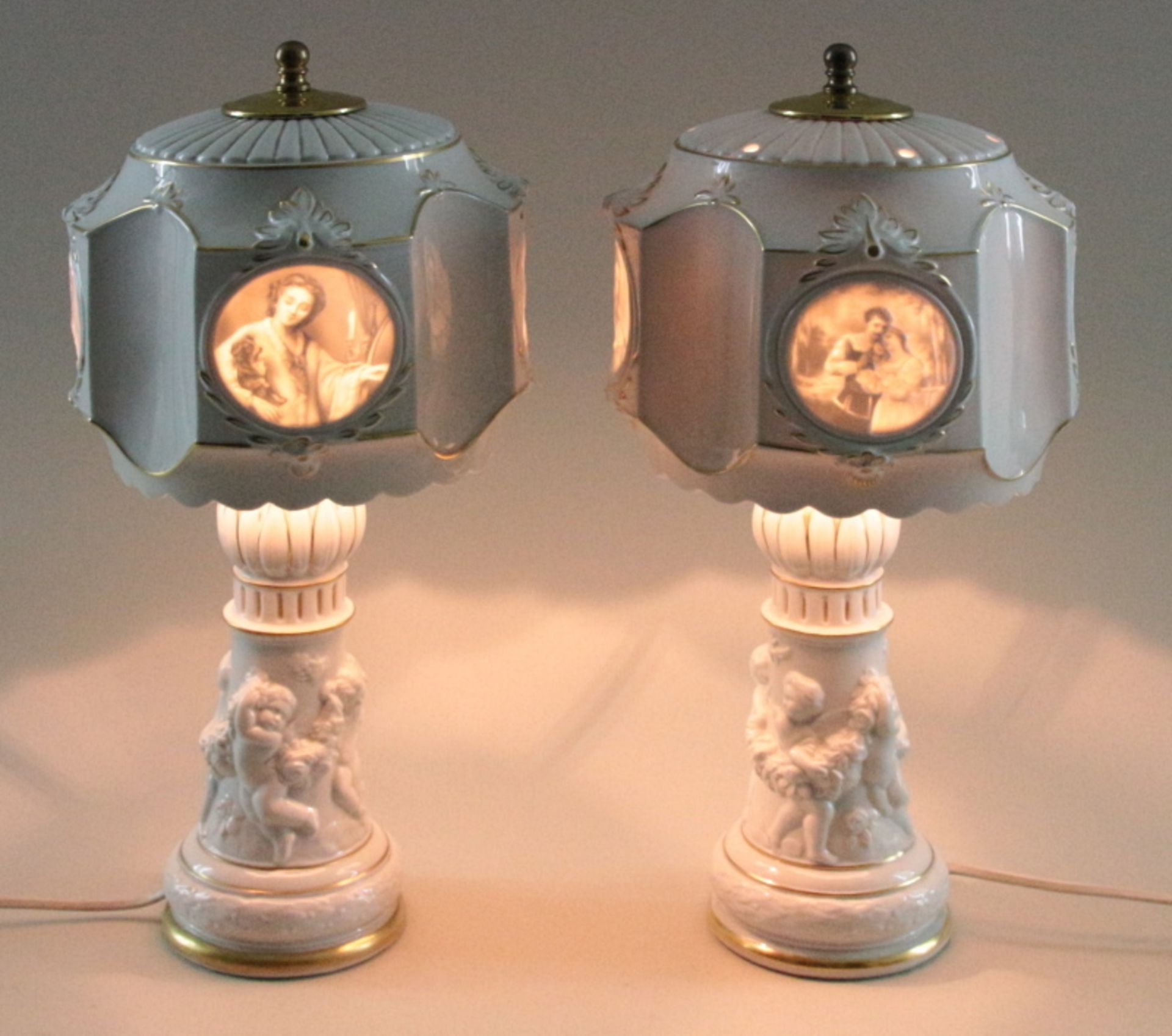 1 Paar Lithophanie-Tischlampen, Weißporzellan, der Sitzendorfer Porzellanmanufaktur Thüringen, 20. - Image 2 of 3