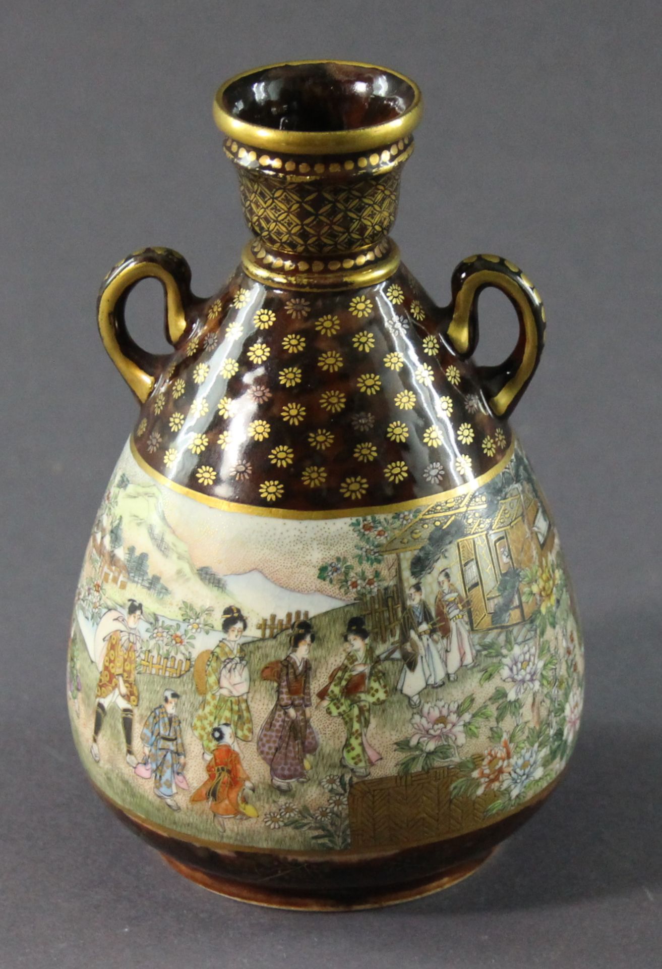 Imari Vase mit reicher figürlicher Szenerie, 2. H. 19. Jhd.