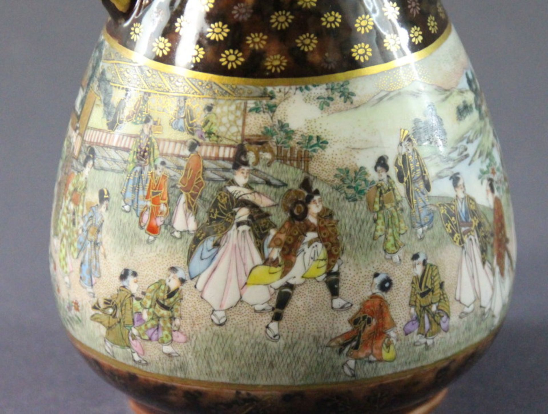 Imari Vase mit reicher figürlicher Szenerie, 2. H. 19. Jhd. - Bild 2 aus 3