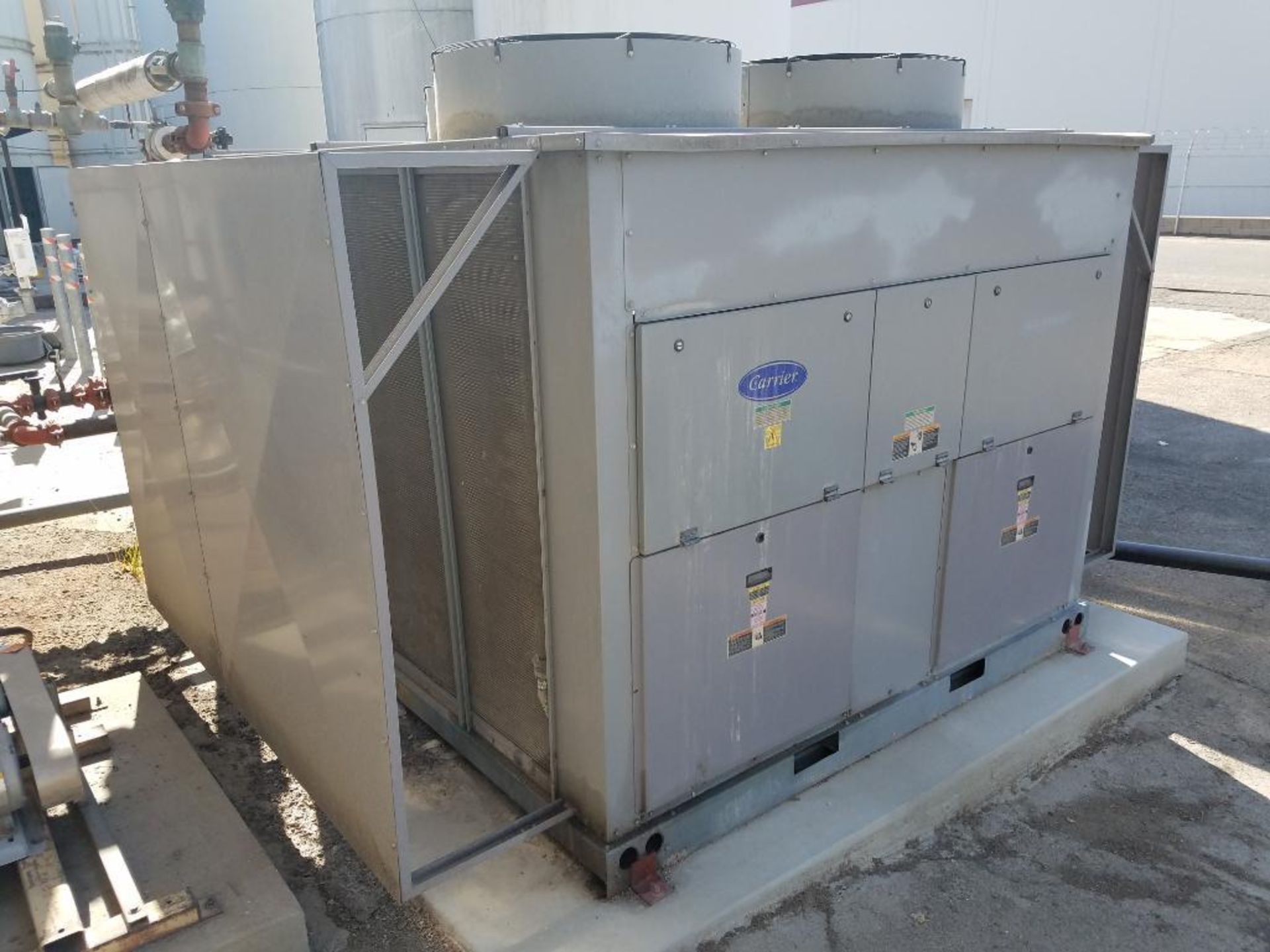 Carrier water chiller - Image 3 of 6