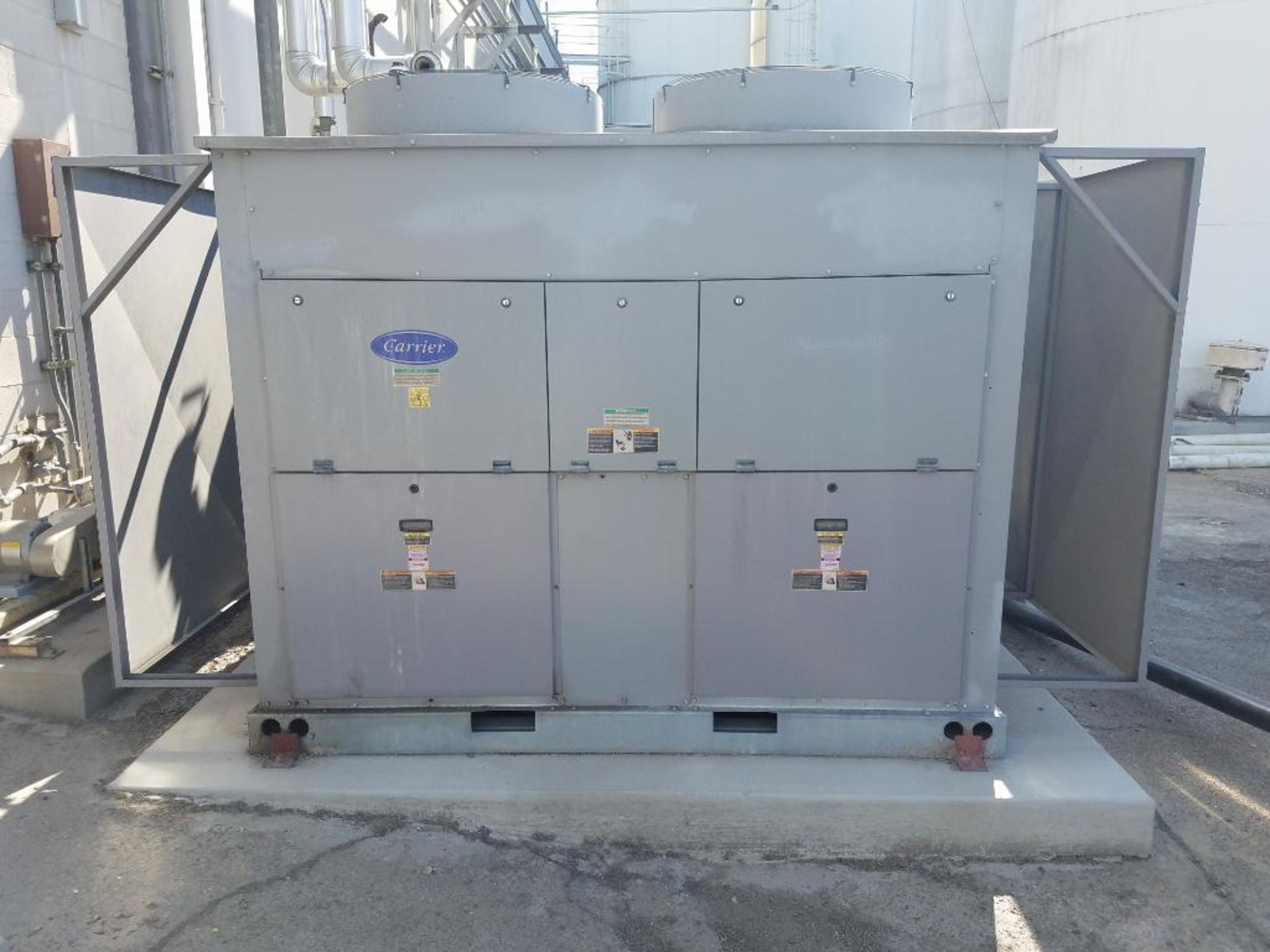 Carrier water chiller - Image 2 of 6