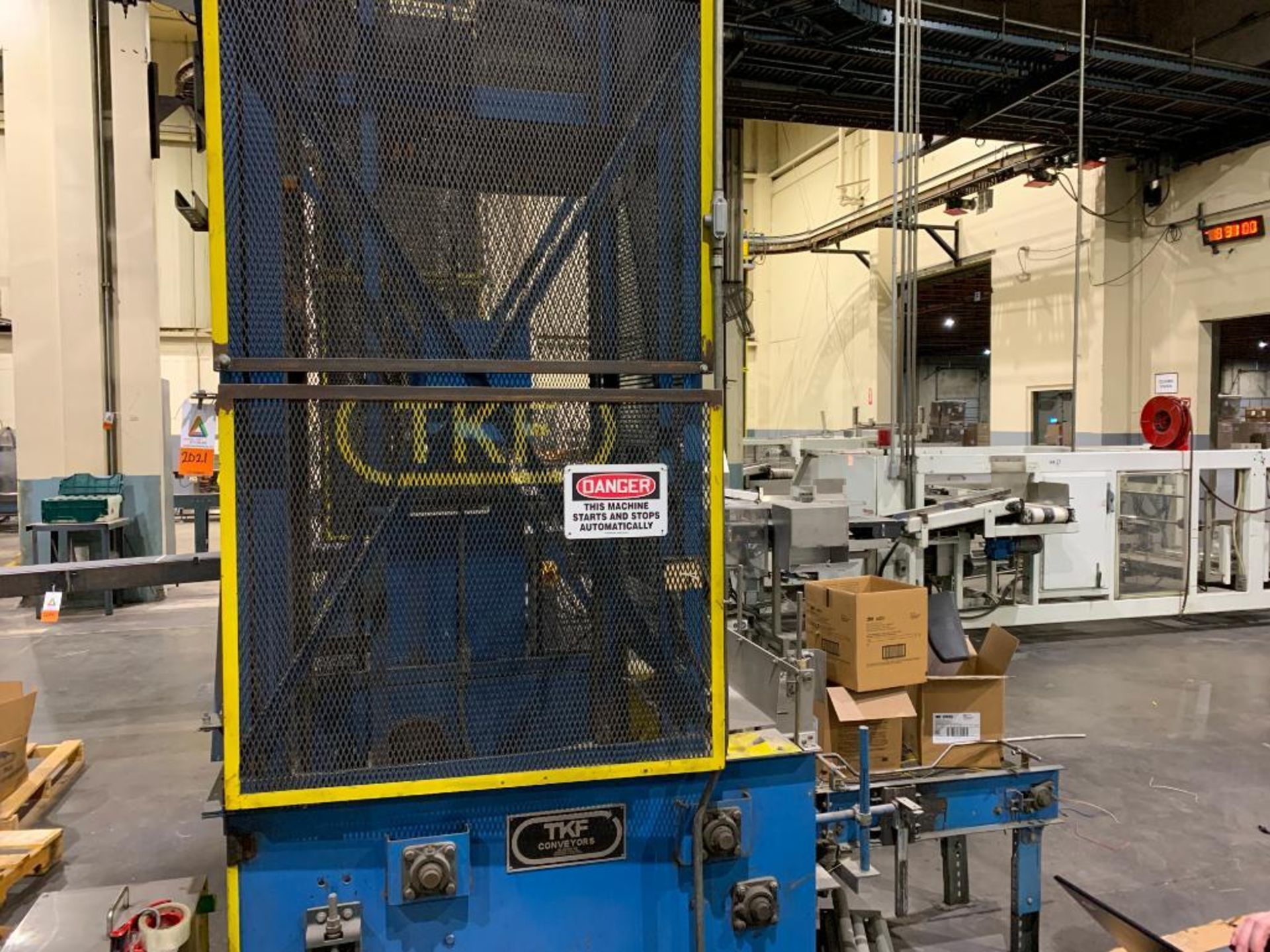 TKF vertical case elevator