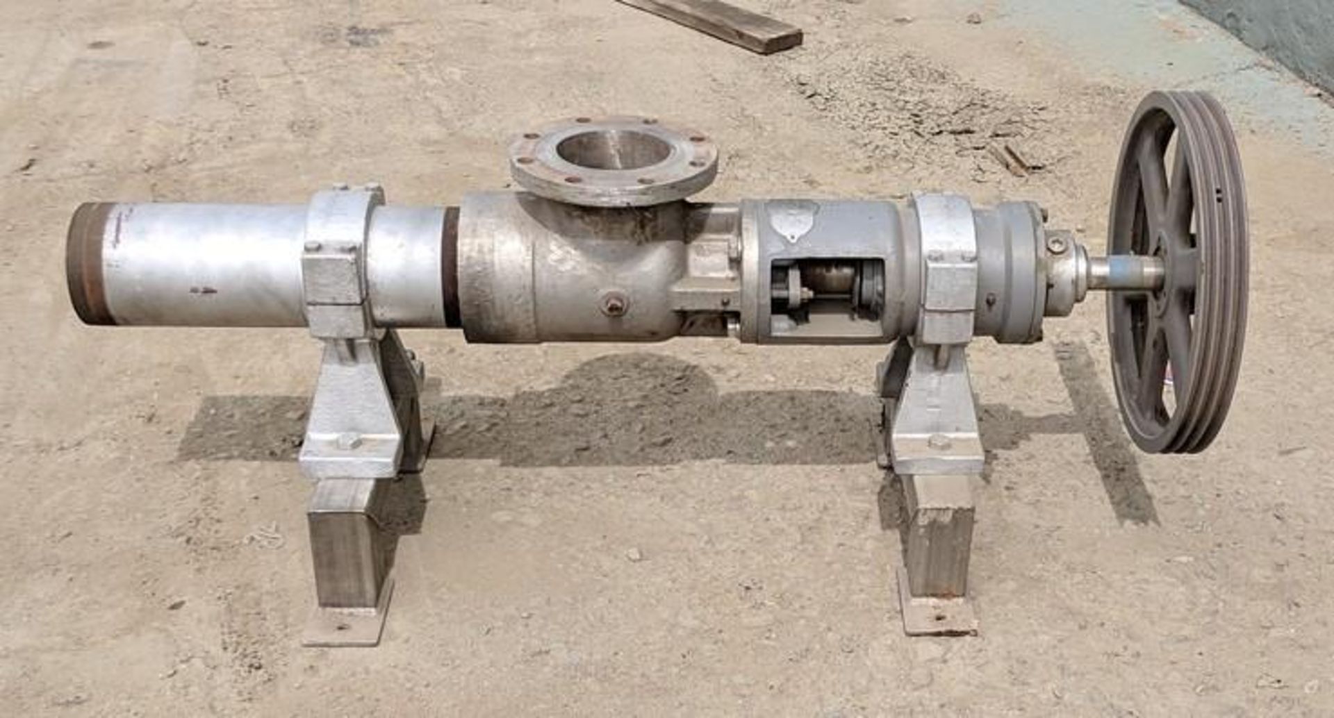 Moyno pump 3 type stainless steel, 4 in. flange feed mono belt driven no motor