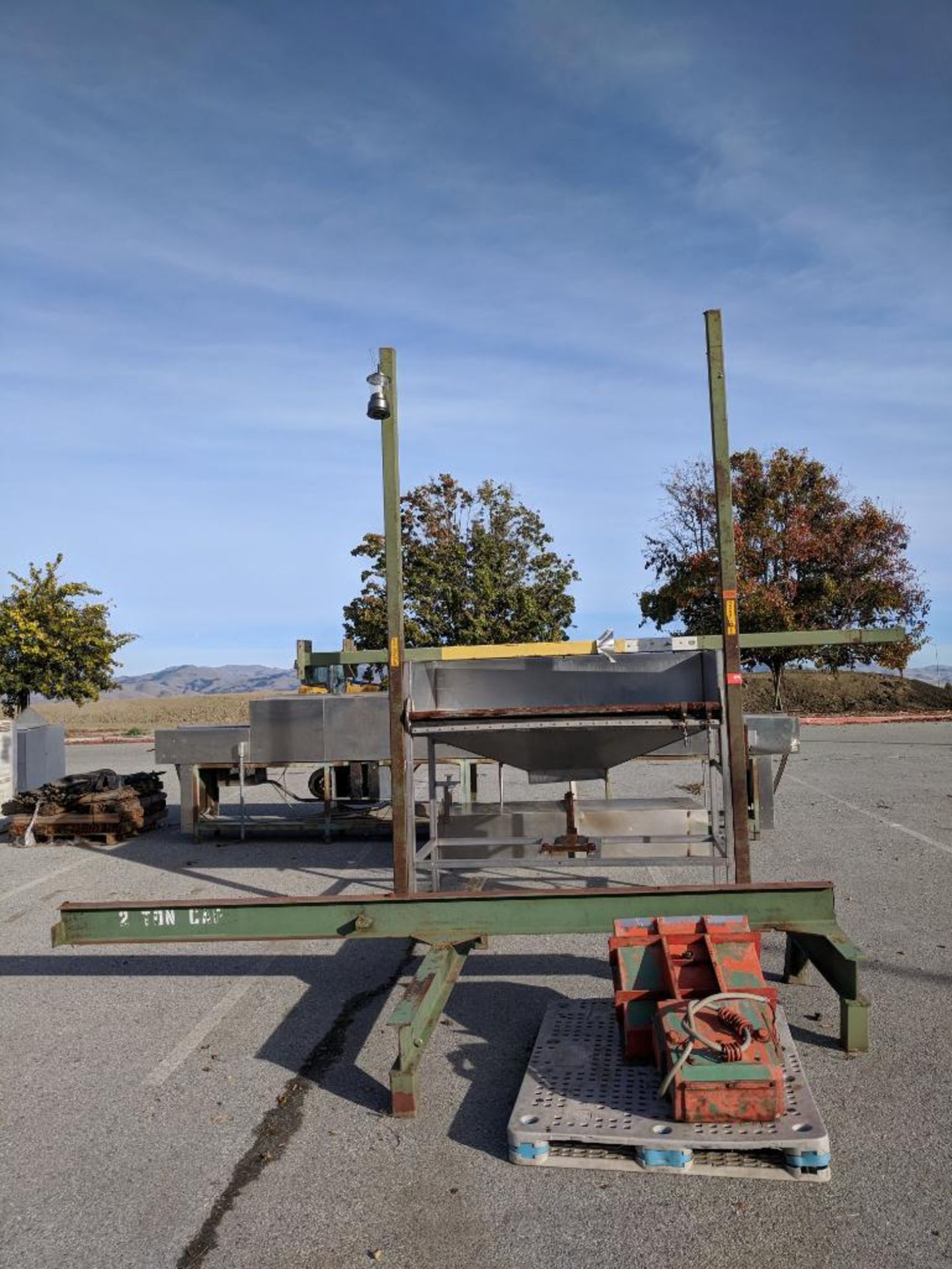 stainless steel vibratory feeder with hoist bin dumper - Image 8 of 14