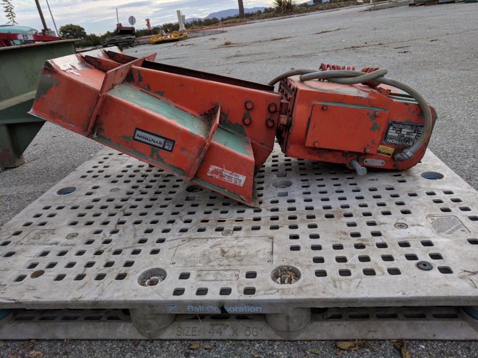 stainless steel vibratory feeder with hoist bin dumper - Image 3 of 14