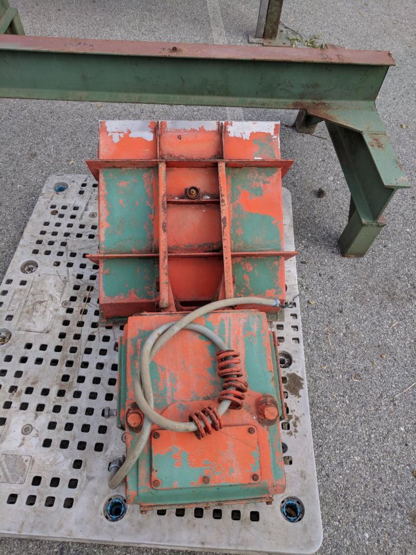 stainless steel vibratory feeder with hoist bin dumper - Image 2 of 14