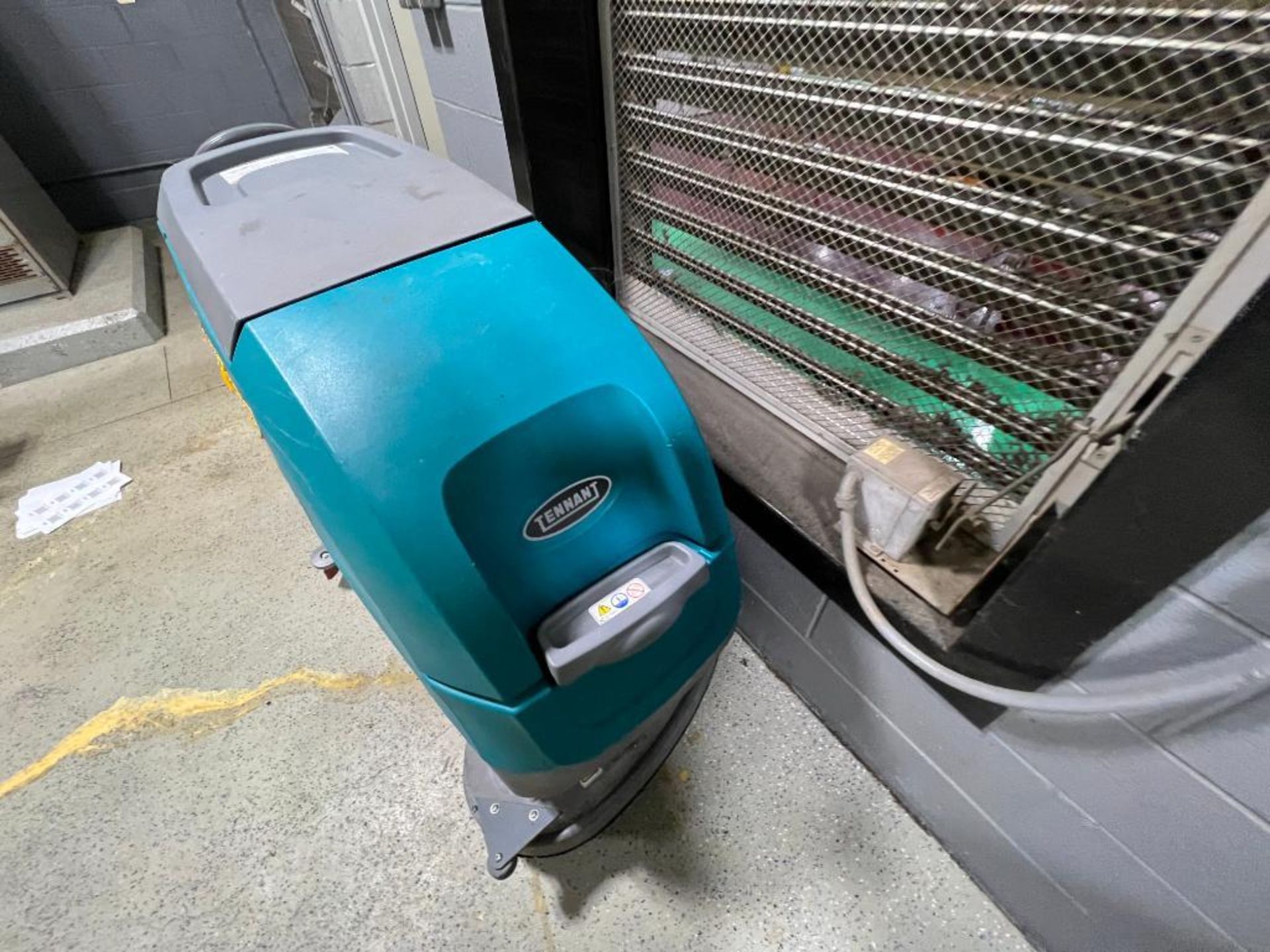 Tennant walk behind electric floor scrubber model T500 - Image 6 of 6