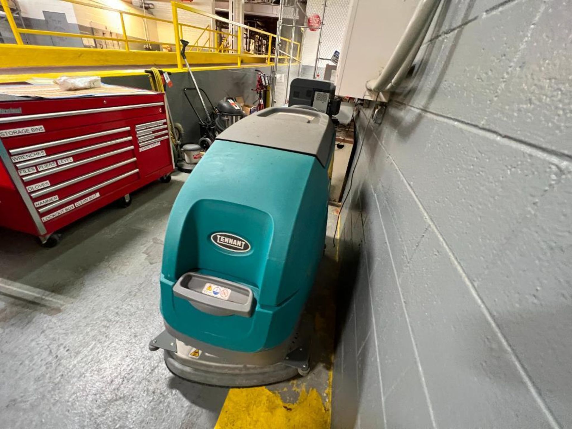 Tennant walk behind electric floor scrubber model T500 - Image 12 of 12