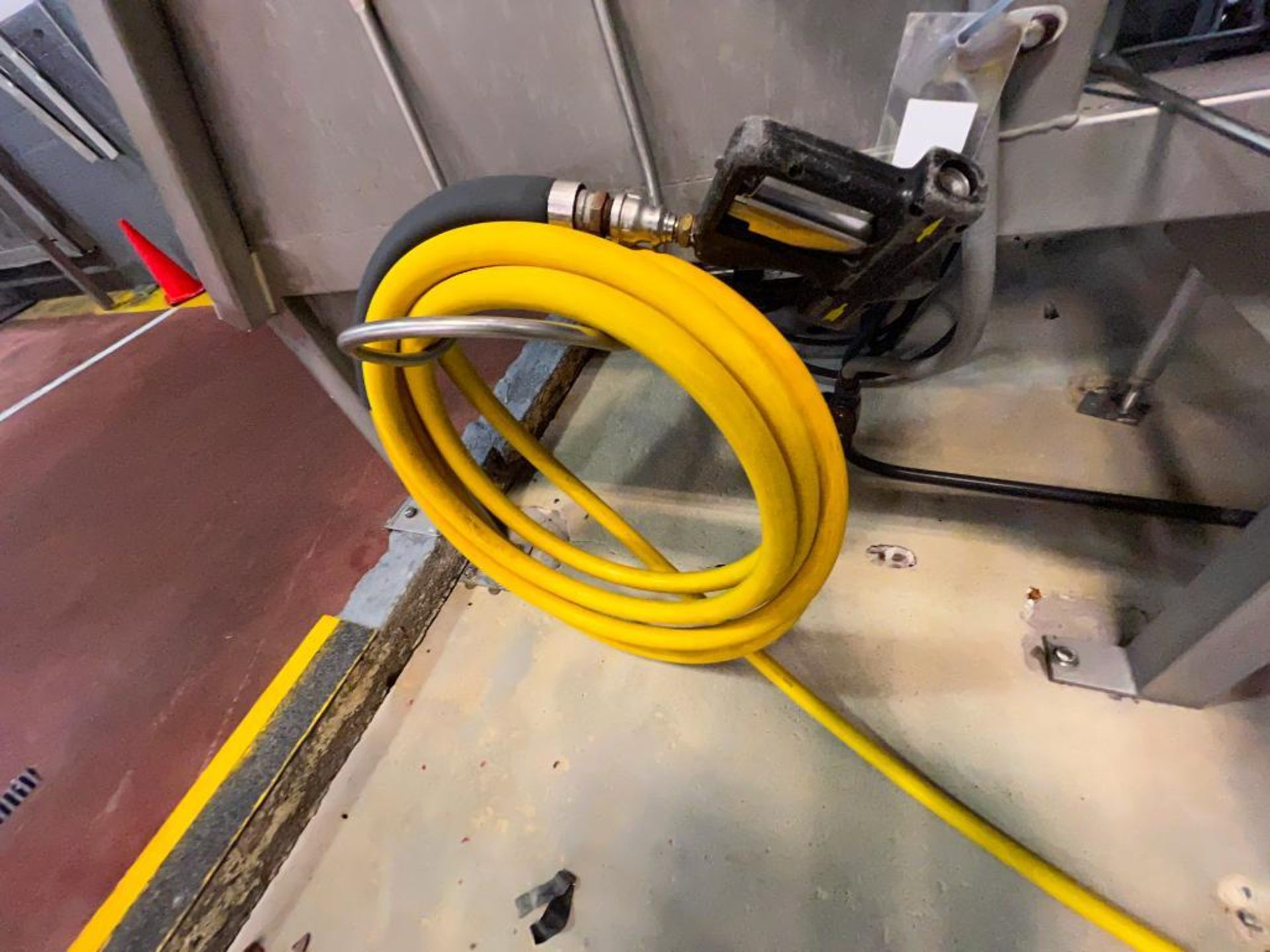 (4) pressure hoses with (3) nozzles - Image 2 of 7