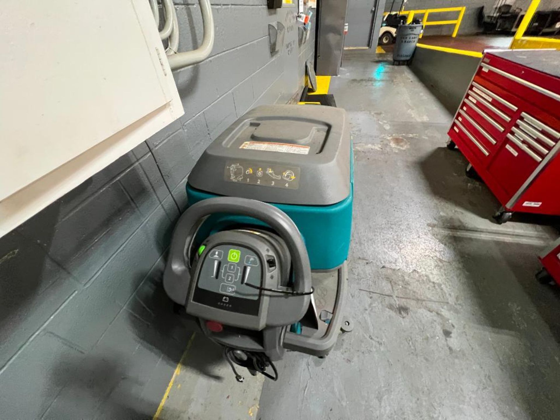 Tennant walk behind electric floor scrubber model T500 - Image 10 of 12