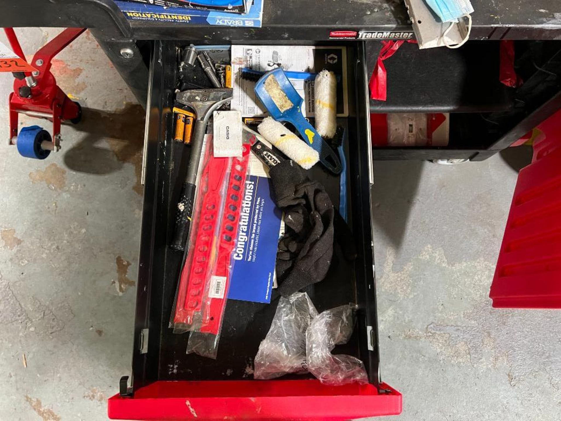 Rubbermaid cart with contents - Image 3 of 21