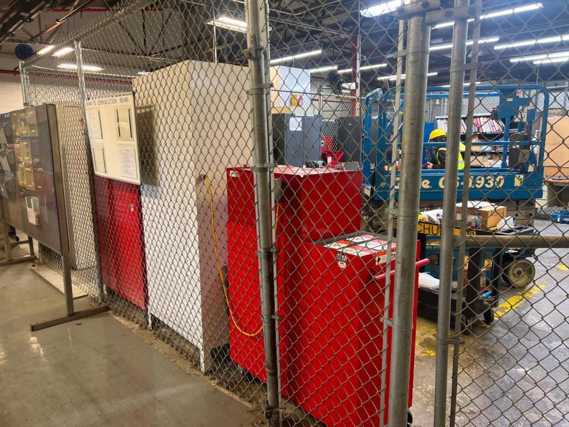 chainlink fence storage cage, currently wired for power, 4-walls - Image 4 of 9