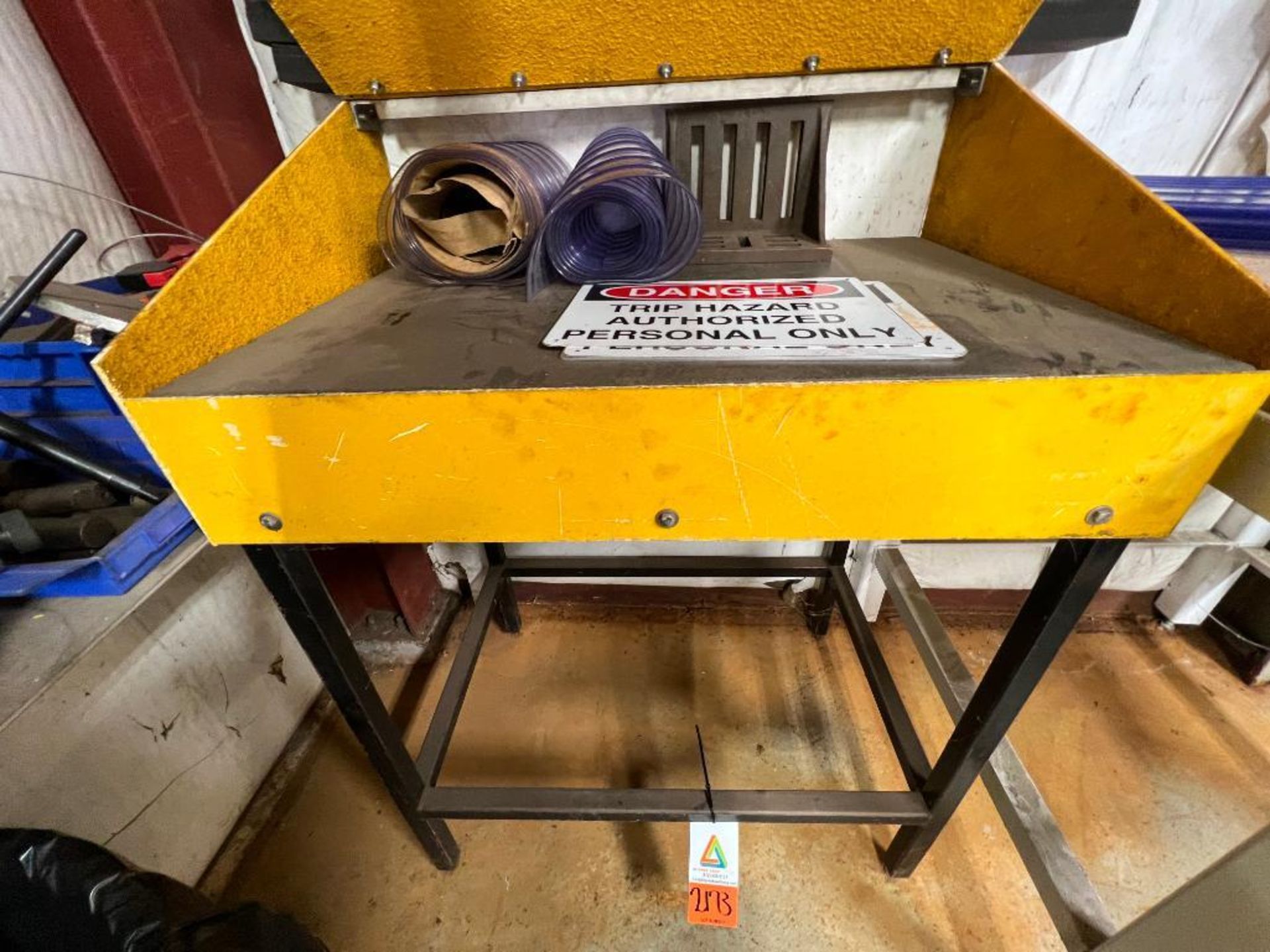 yellow shop desk with closing lid - Image 4 of 4