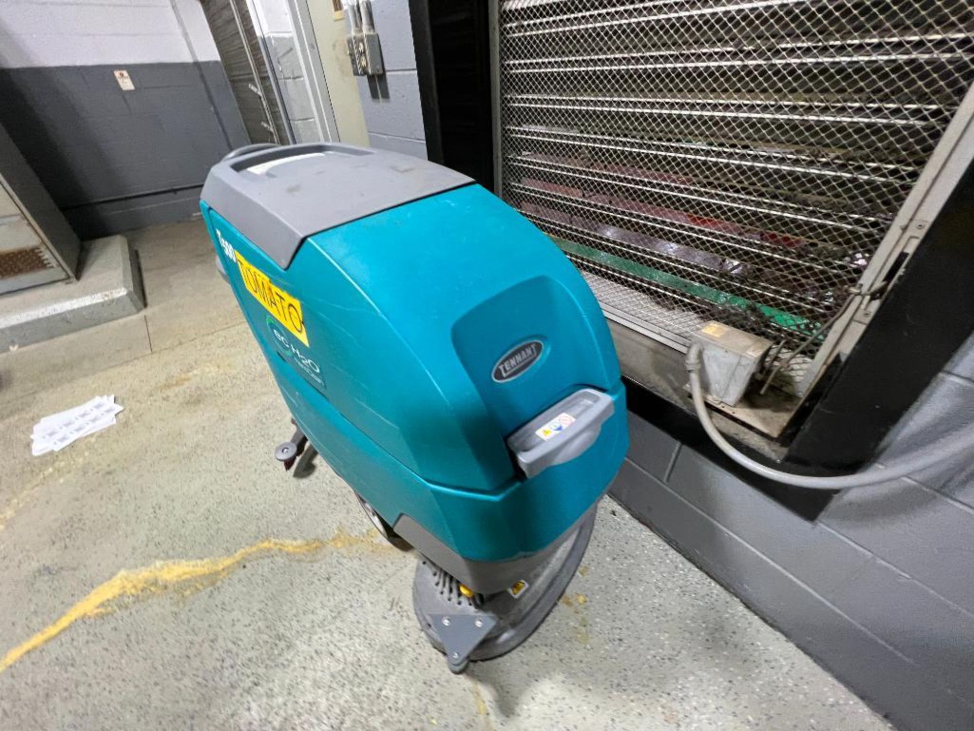 Tennant walk behind electric floor scrubber model T500 - Image 5 of 6