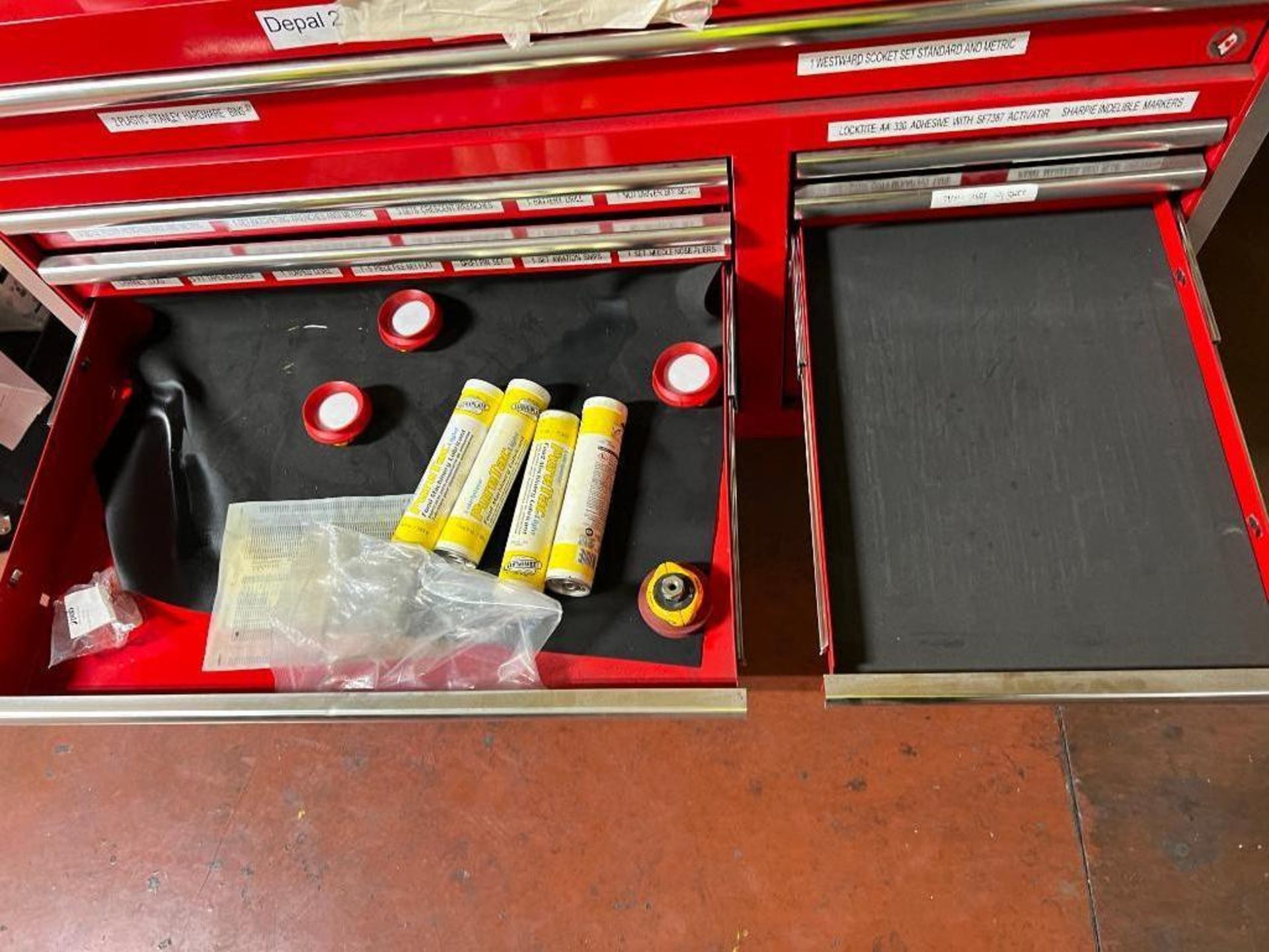 International 10-drawer rolling toolbox with contents (contents not guaranteed), includes black roll - Image 5 of 9