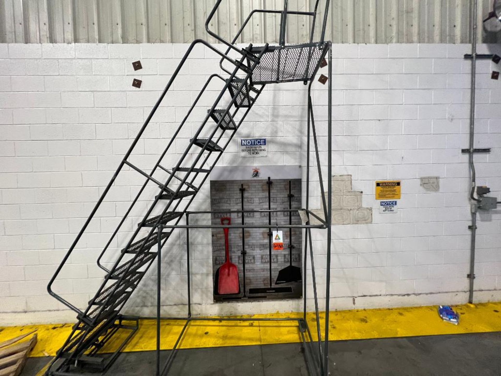 Ballymore 12-step rolling warehouse ladder