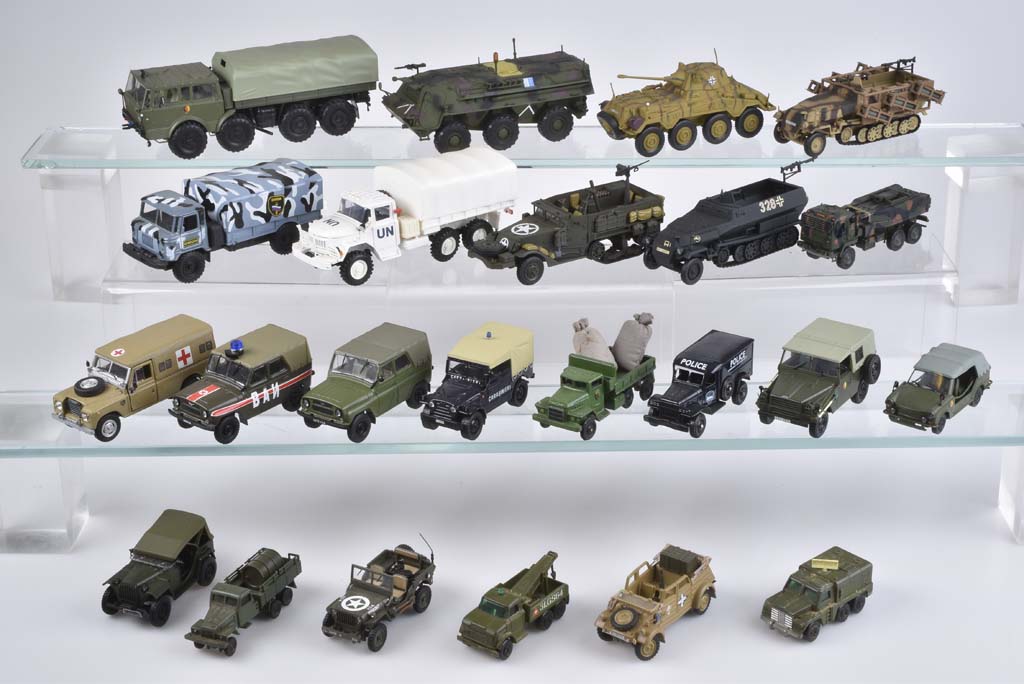 ATLAS/ CRIEL MODEL/ SCHUCO/ u.a., 23 Militärfahrzeuge, Metall, H.p., überwiegend M 1