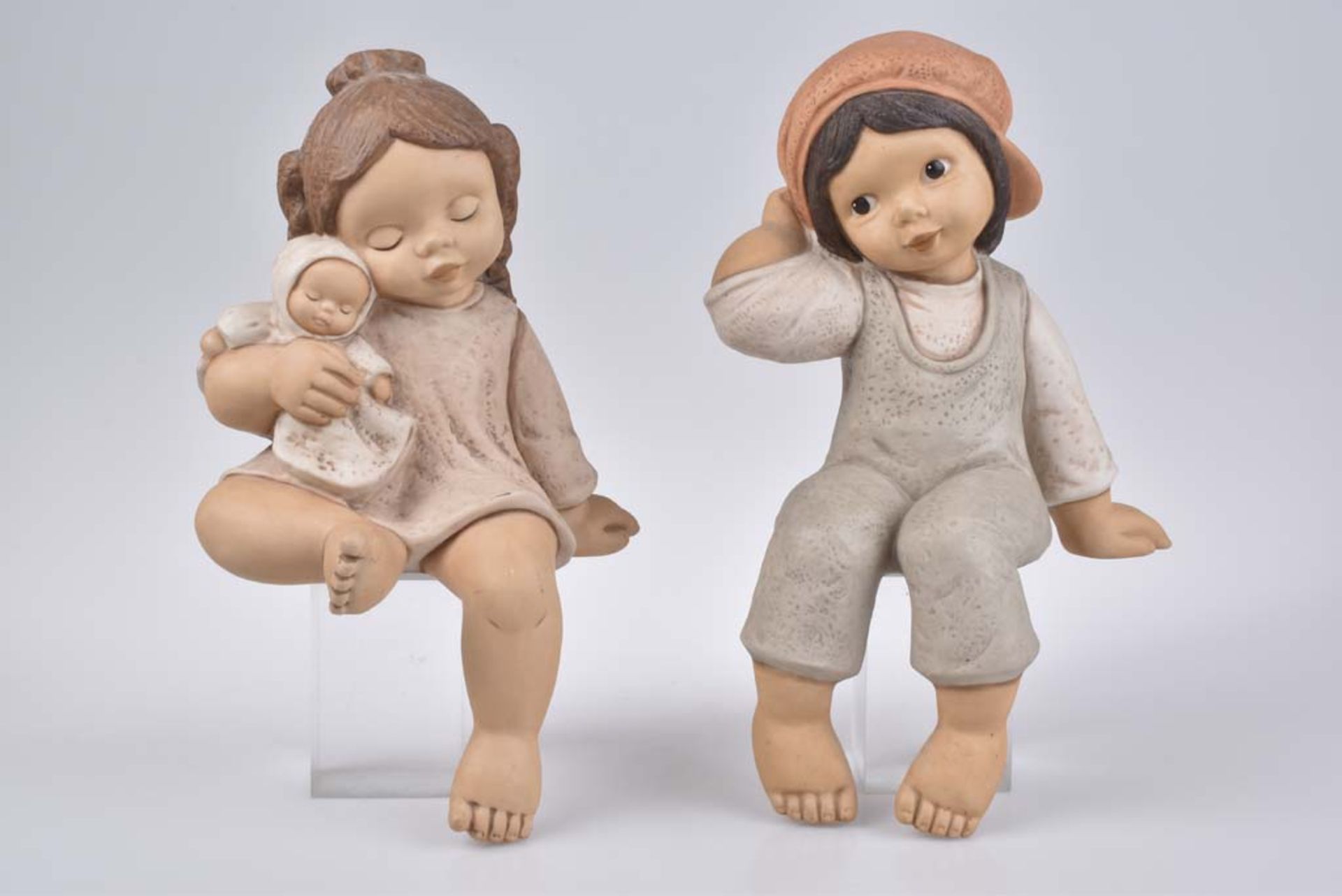 GOEBEL Paar Figuren Nina-Marco, Kantensitzerfiguren, Keramik, gr. sitzendes Mädchen m