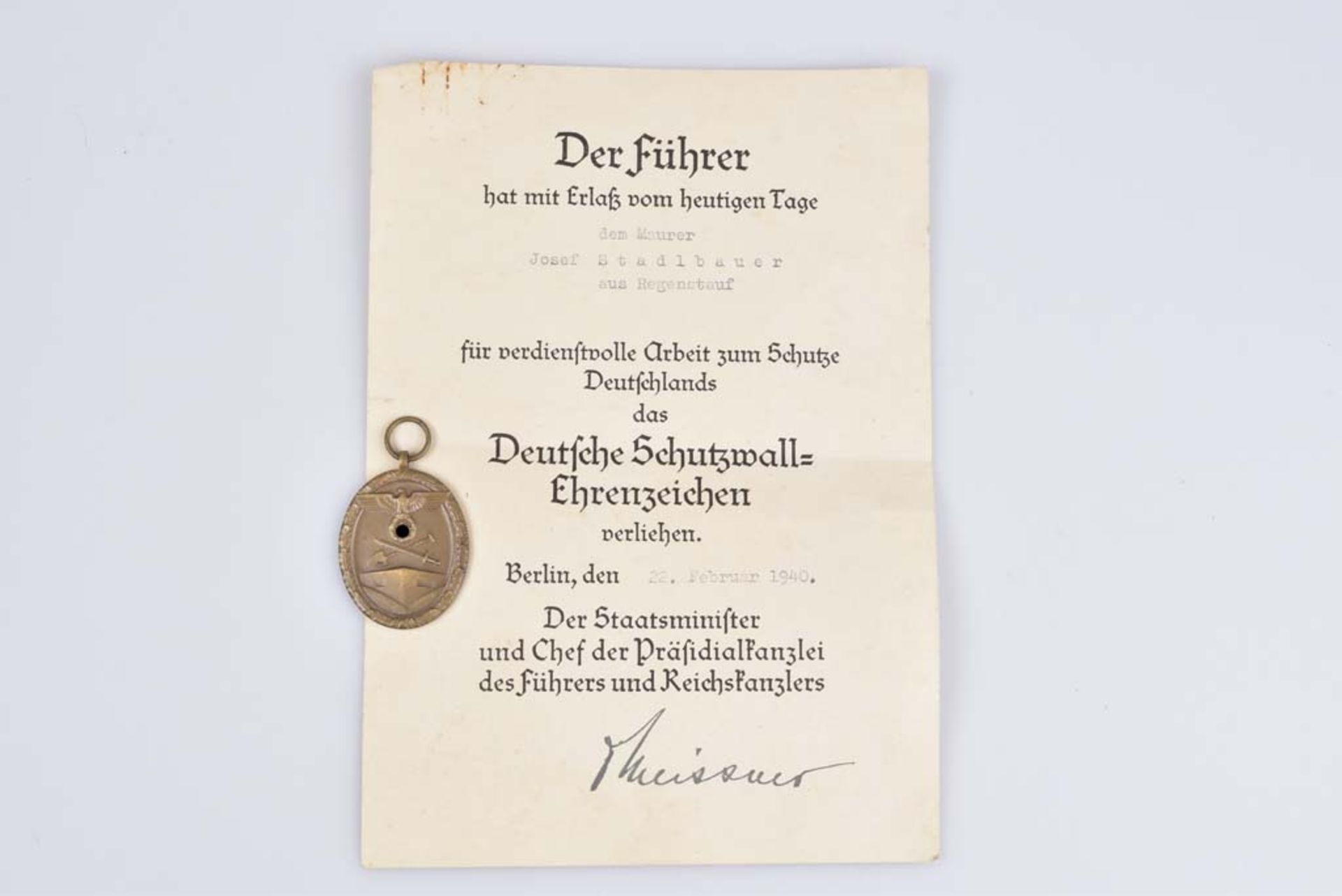 WK II Deutsche Schutzwall - Ehrenzeichen Bronze, ohne Hersteller, orig. Urkunde, ausge
