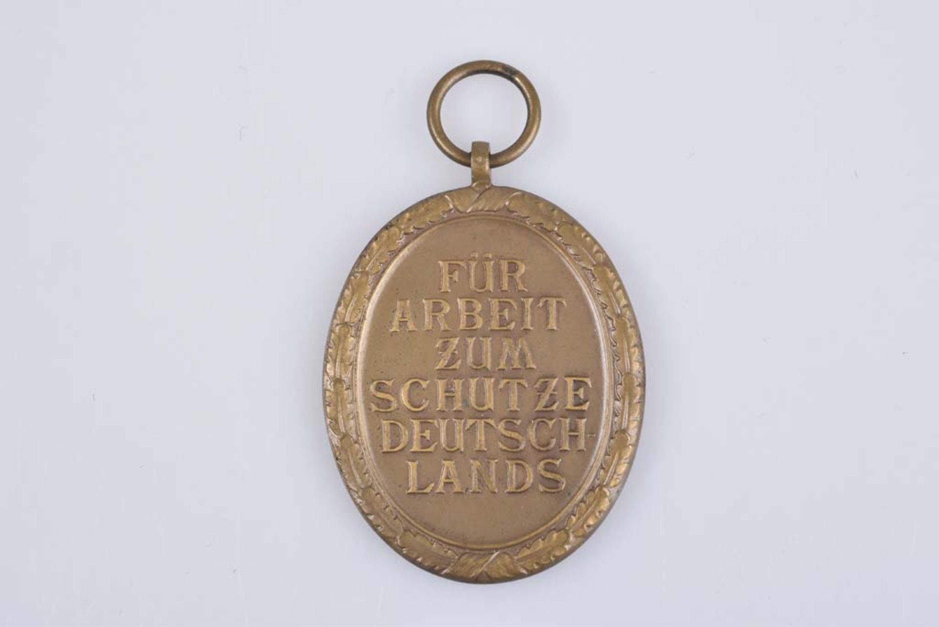 WK II Deutsche Schutzwall - Ehrenzeichen Bronze, ohne Hersteller, orig. Urkunde, ausge - Bild 3 aus 3