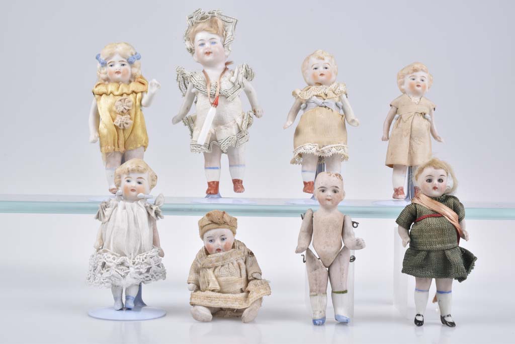 8 Puppen für die Puppenstube Bisquitporzellan, gemalte Strümpfe und Schuhe, teils be