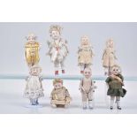 8 Puppen für die Puppenstube Bisquitporzellan, gemalte Strümpfe und Schuhe, teils be