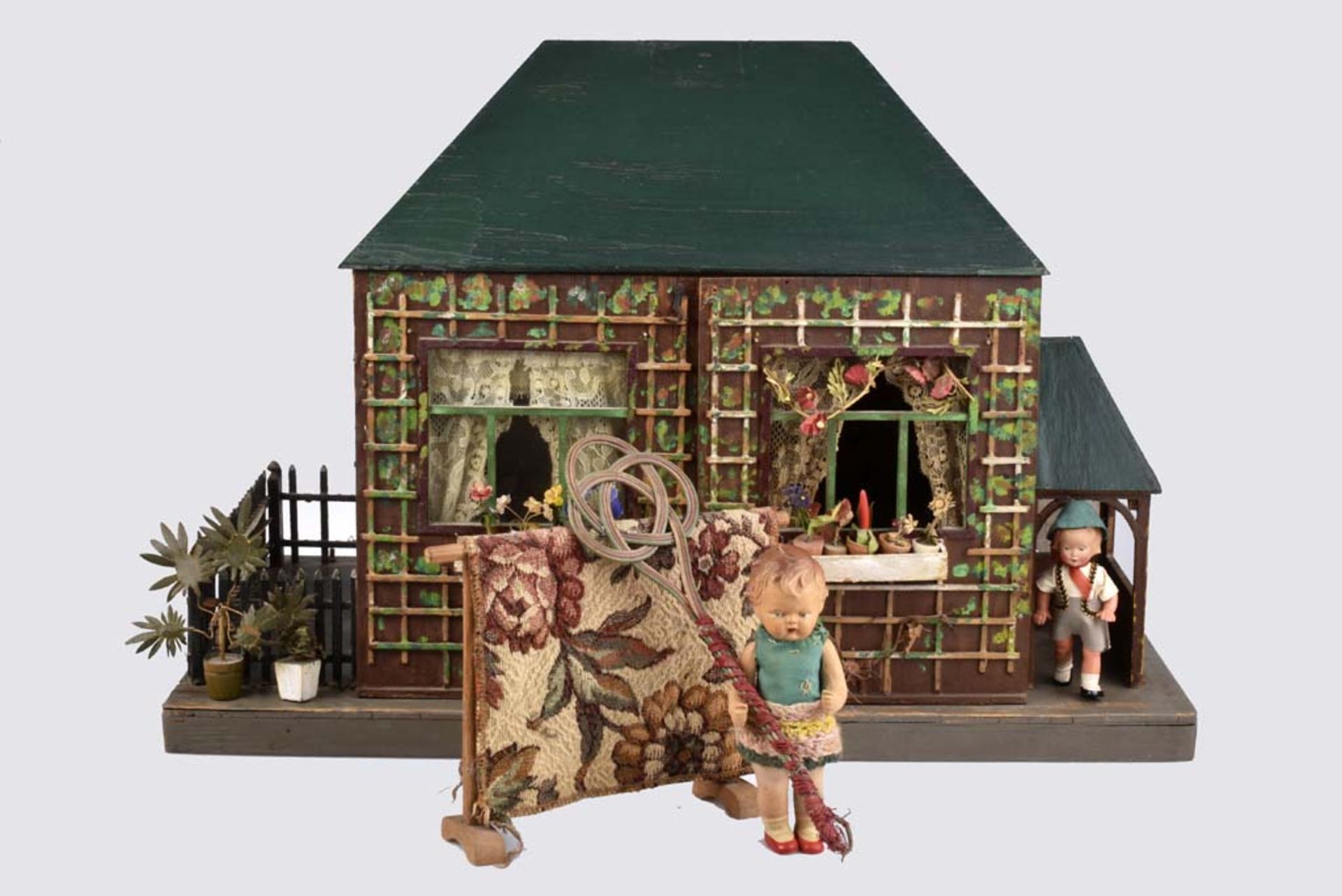 Schönes Puppenhaus - Bauernhaus Holz, auf Grundplatte, 58x34 cm, H 42 cm, farbig bema