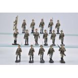 ELASTOLIN/ LINEOL 16 Aufstellfiguren Soldaten im Marsch, H 6,5 - 7 cm, darunter Soldat