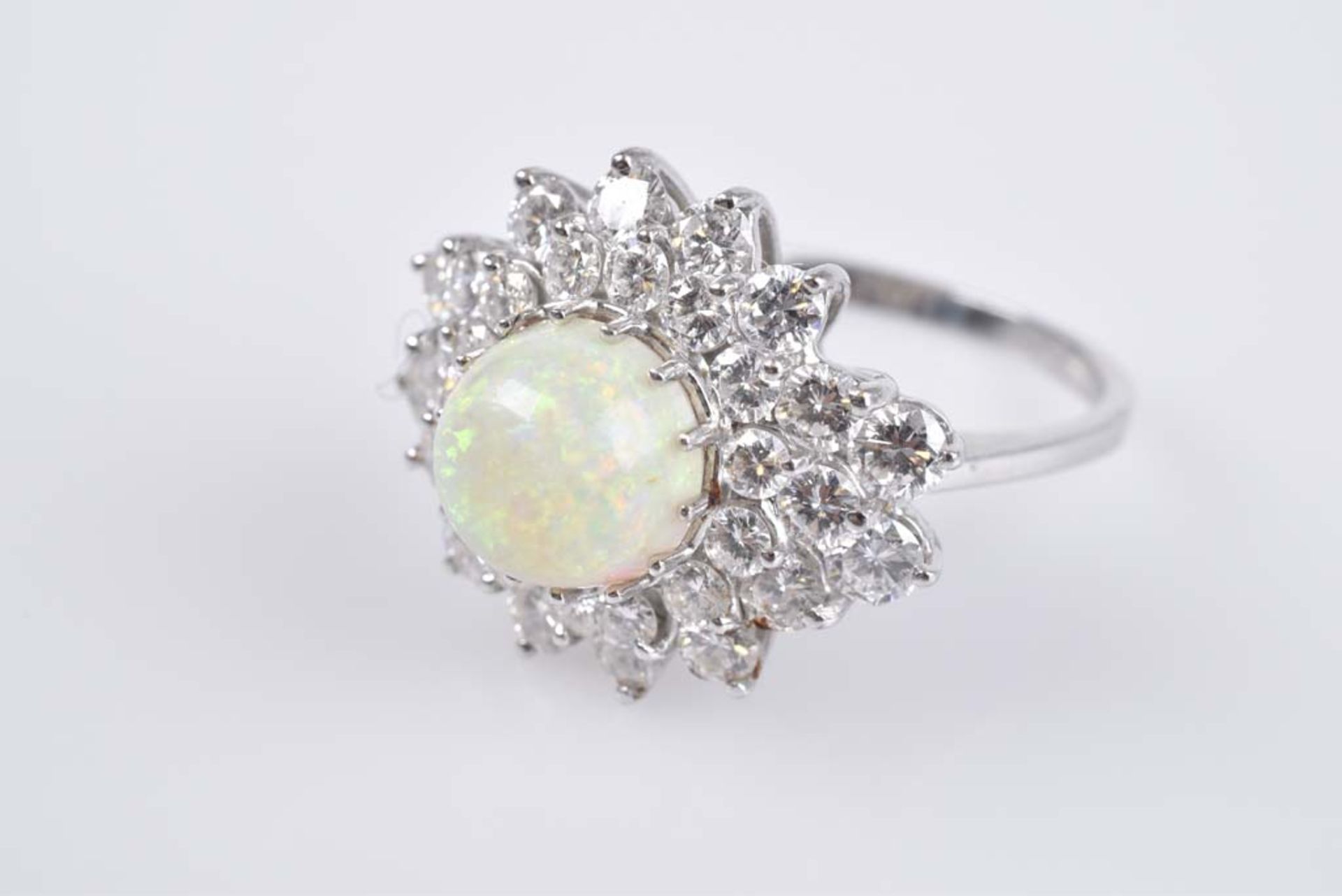 Luxeriöser Opal-Brillant-Ring 750 Weißgold (18 ct), hochgewölbter Opal-Cabochon, in