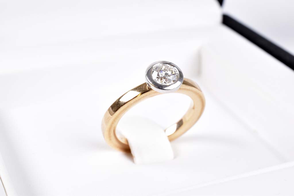 NOOR Moderner Solitär-Diamant-Ring NOOR EXCLUSIVE - Eternity, 750 Rotgold / Weißgold